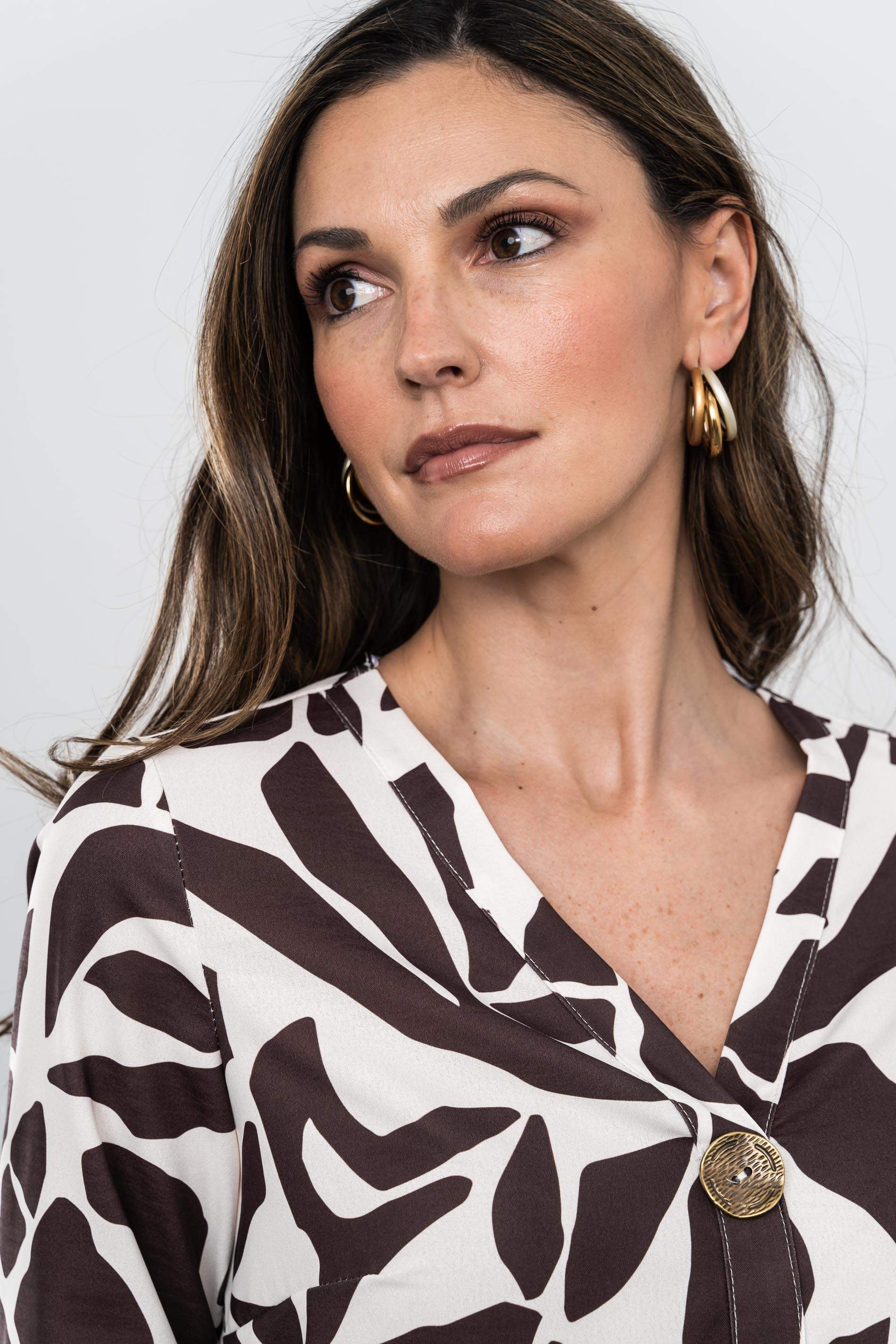 BLUSA BICOLOR BOTÓN CHOCOLATE