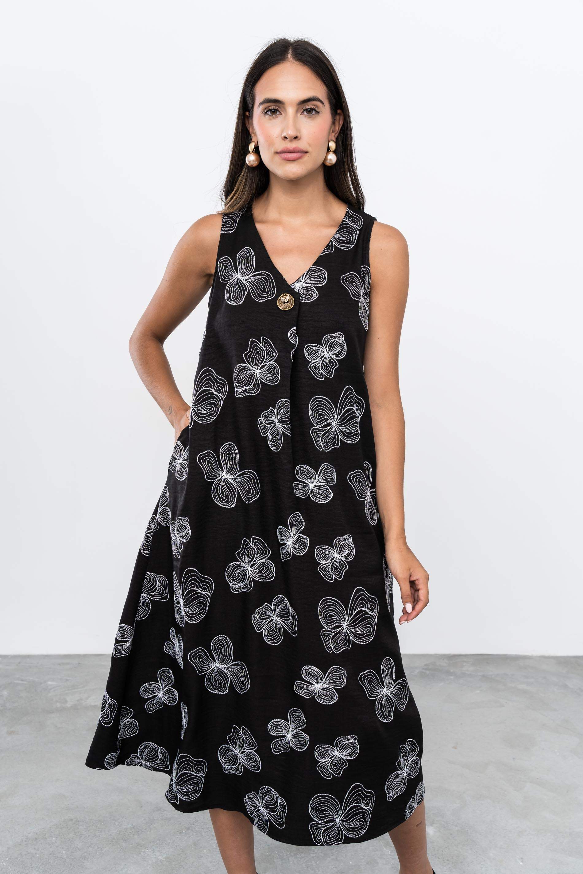 VESTIDO BORDADO FLORES BOTÓN NEGRO