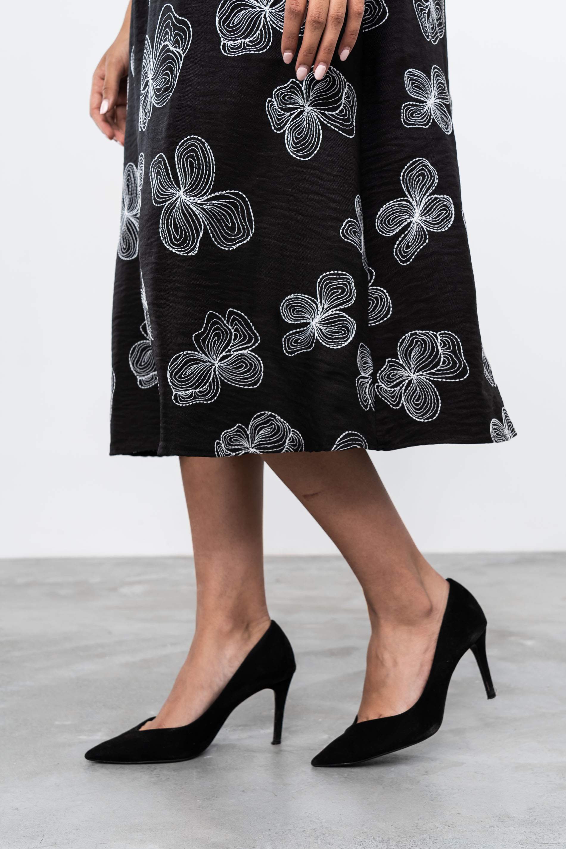 VESTIDO BORDADO FLORES BOTÓN NEGRO
