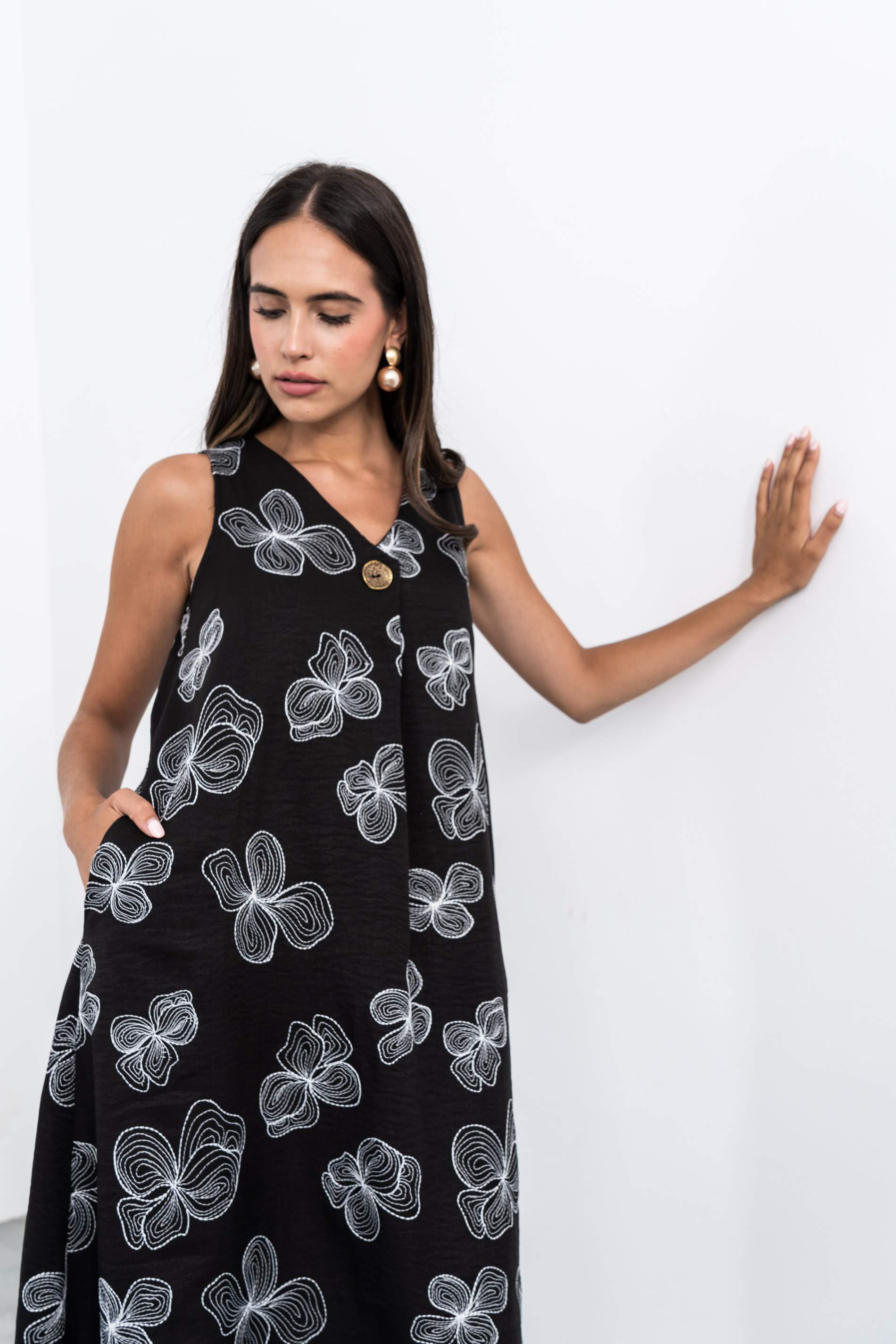 VESTIDO BORDADO FLORES BOTÓN NEGRO