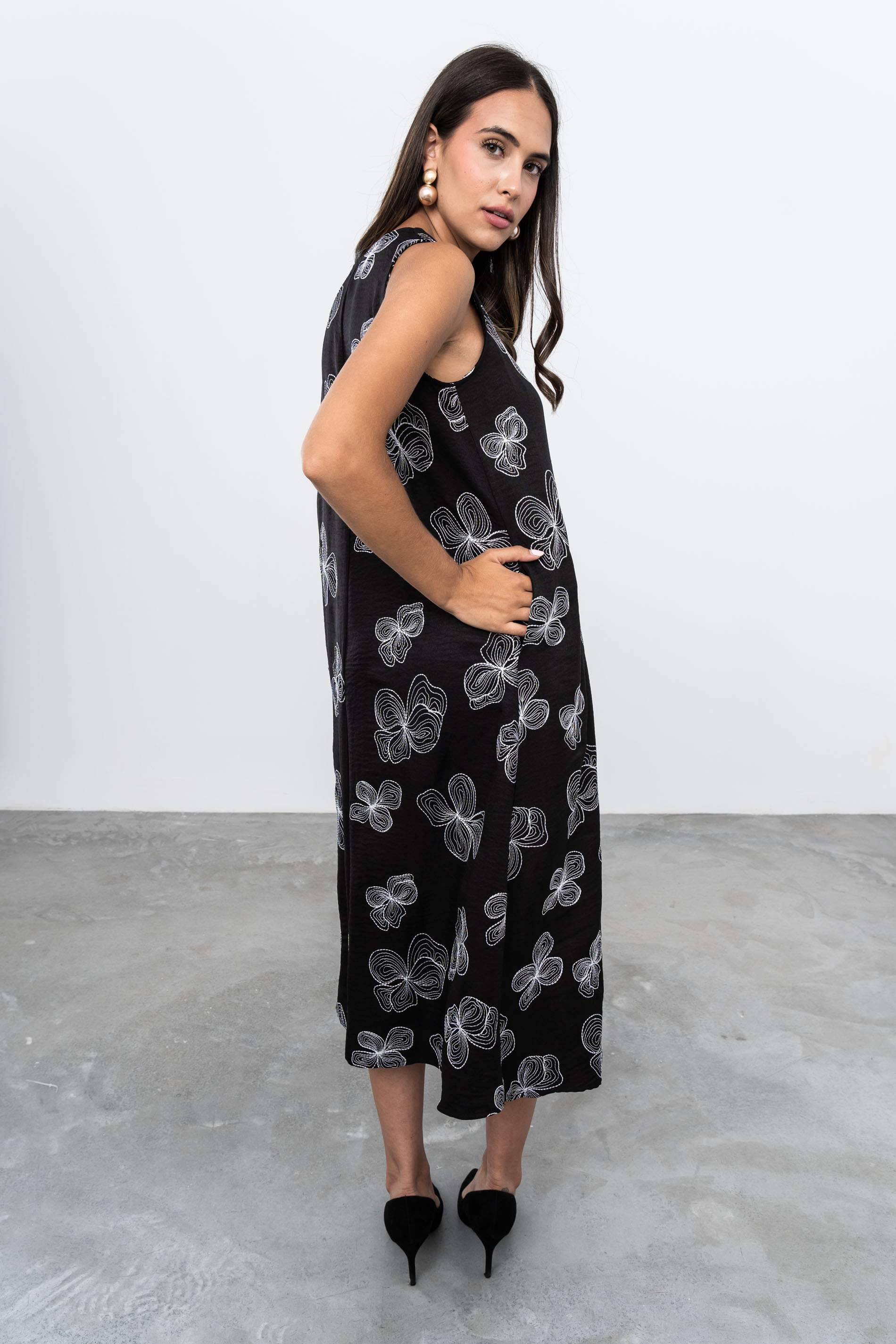 VESTIDO BORDADO FLORES BOTÓN NEGRO