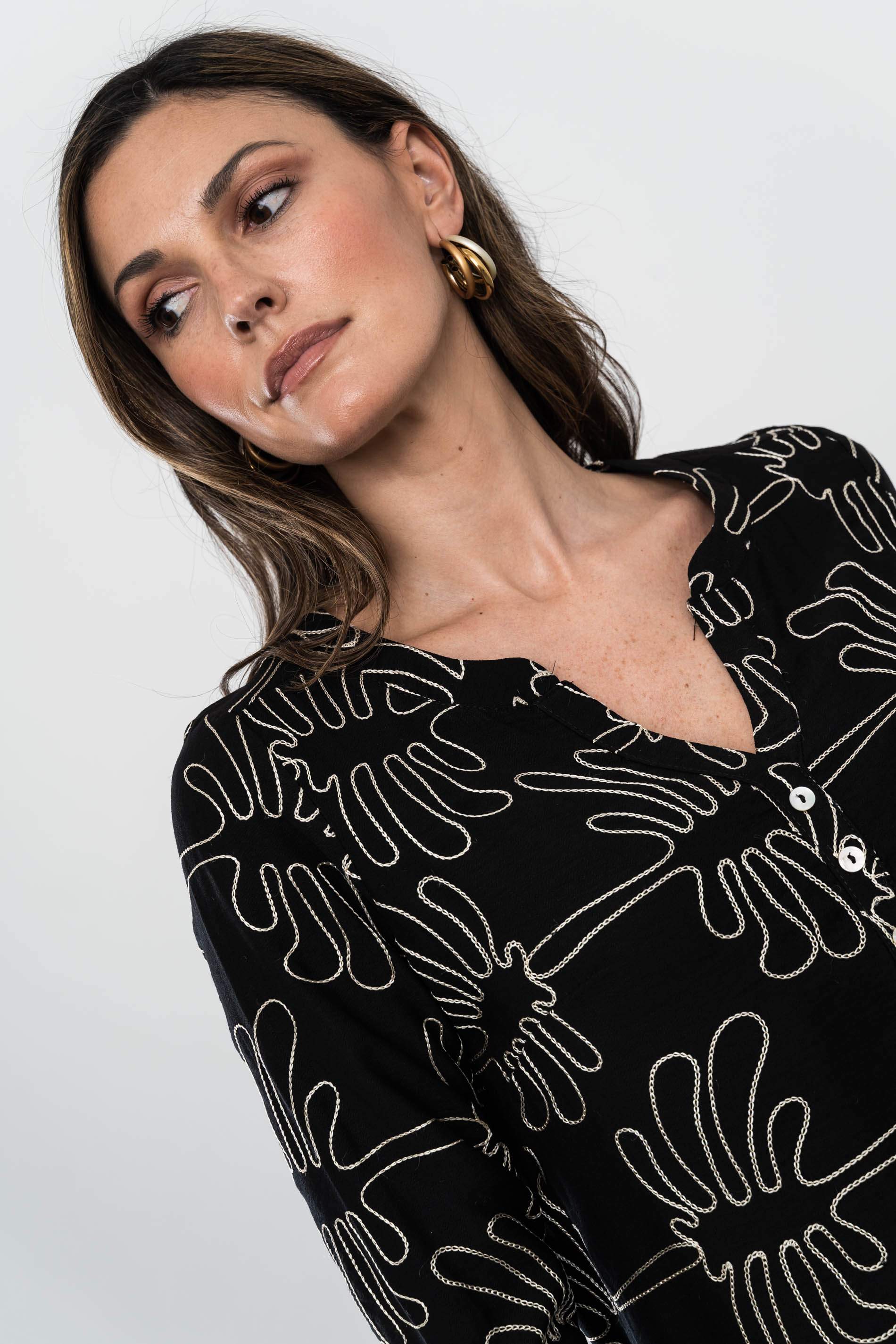 BLUSA BORDADA BOTONES NEGRO