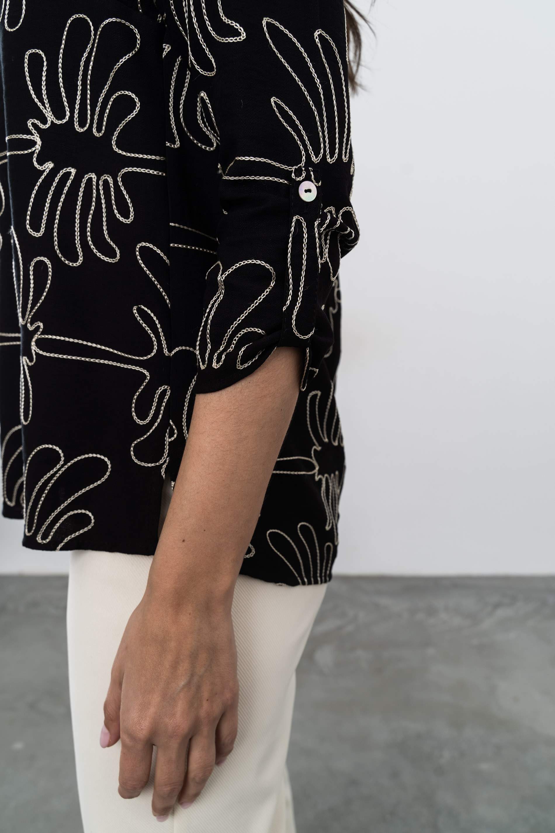 BLUSA BORDADA BOTONES NEGRO