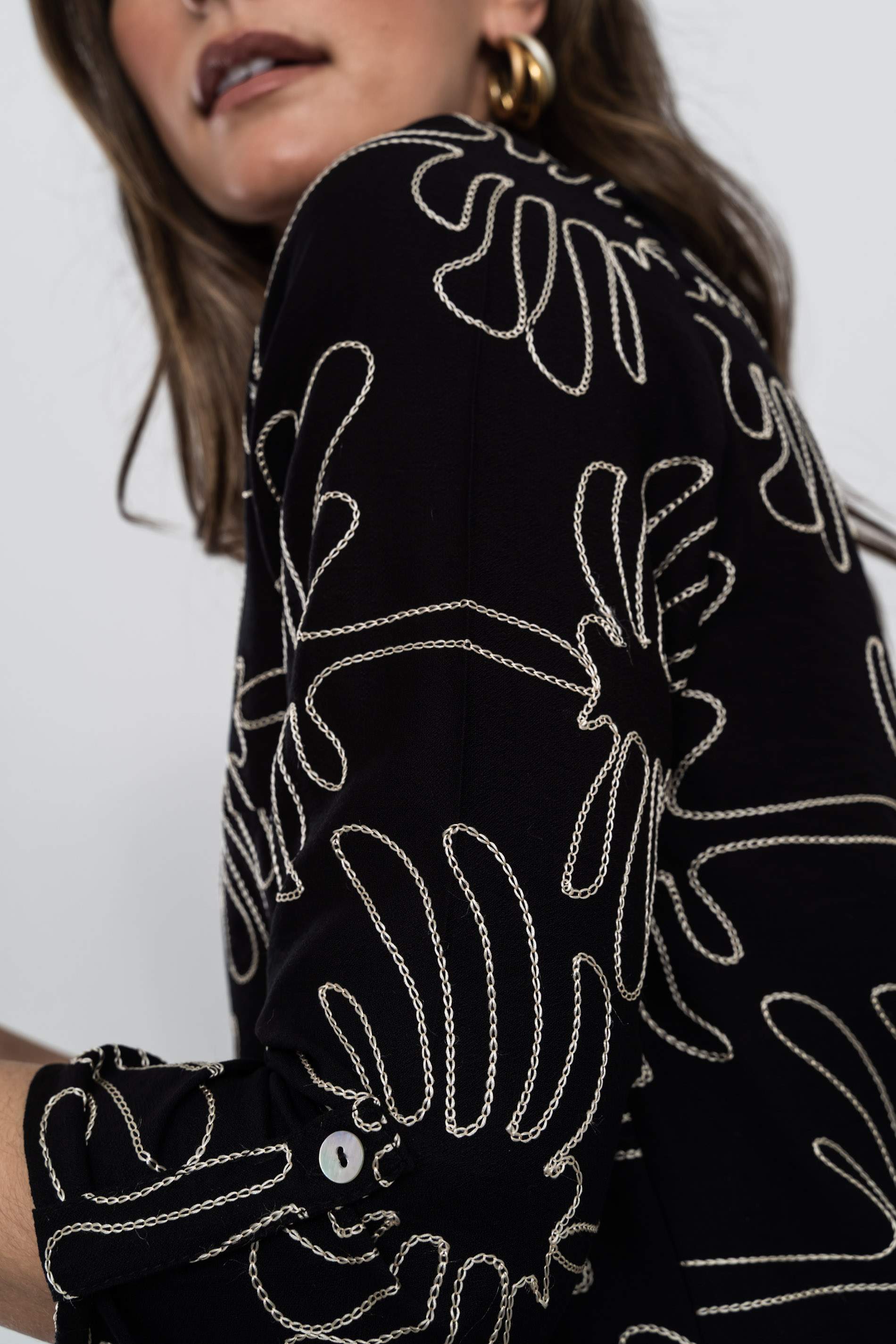 BLUSA BORDADA BOTONES NEGRO