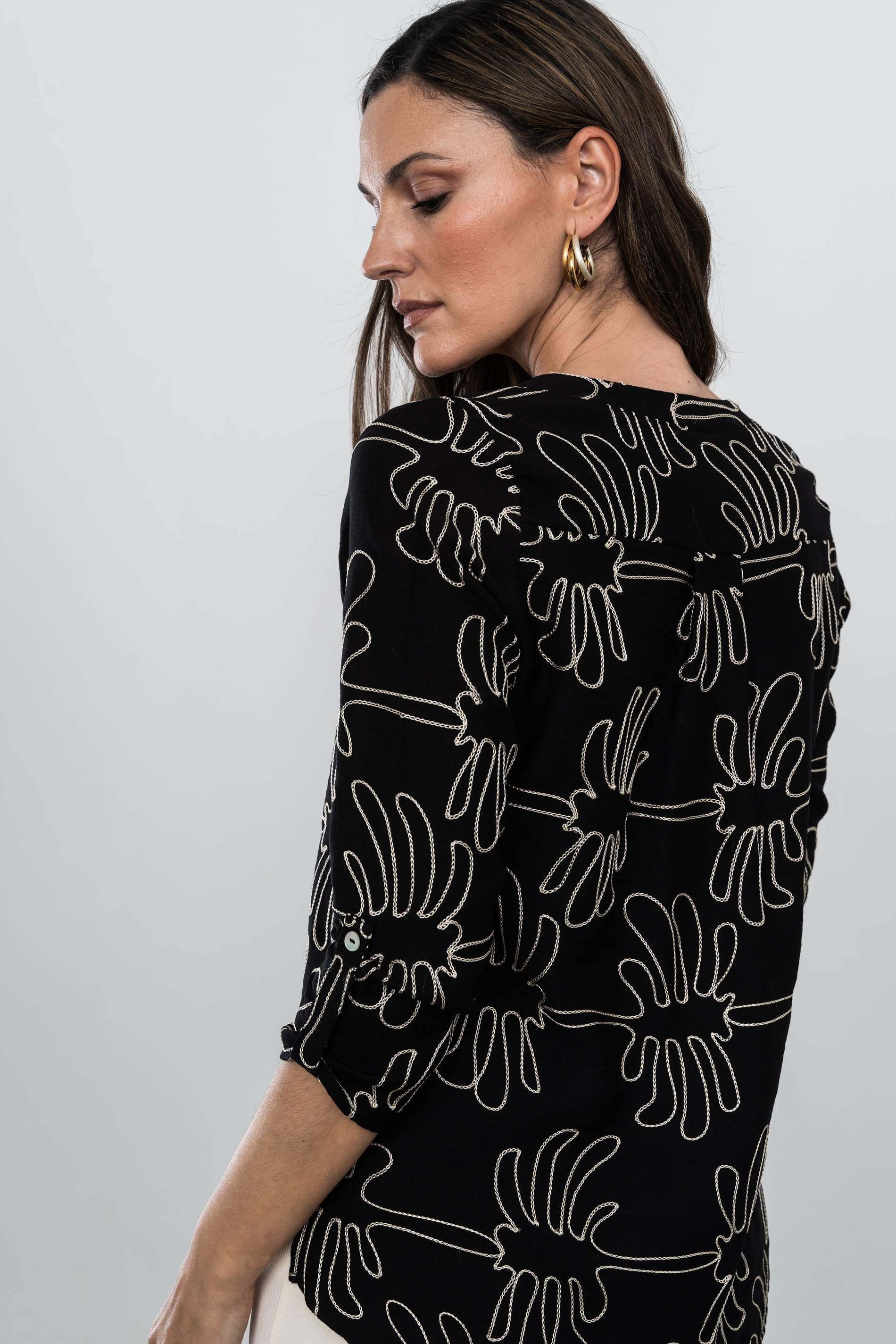 BLUSA BORDADA BOTONES NEGRO