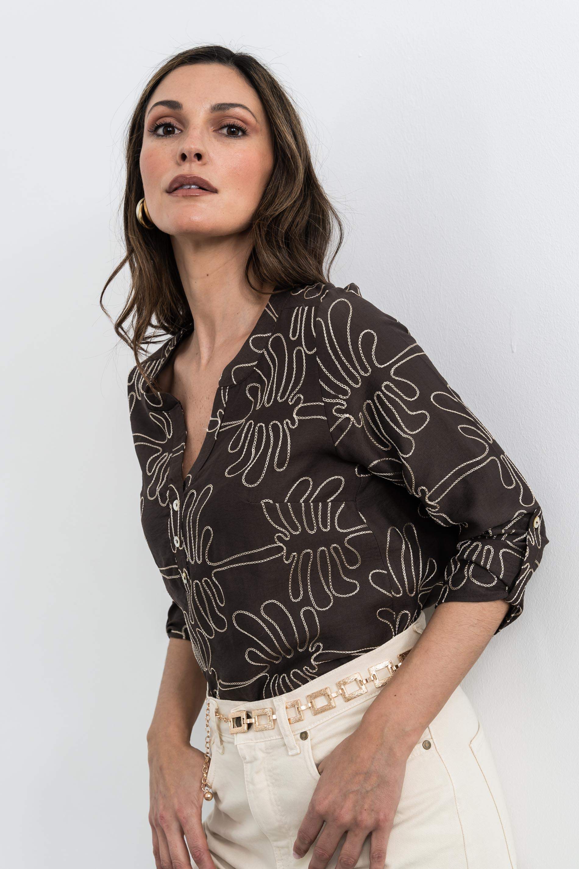 BLUSA BORDADA BOTONES CHOCOLATE