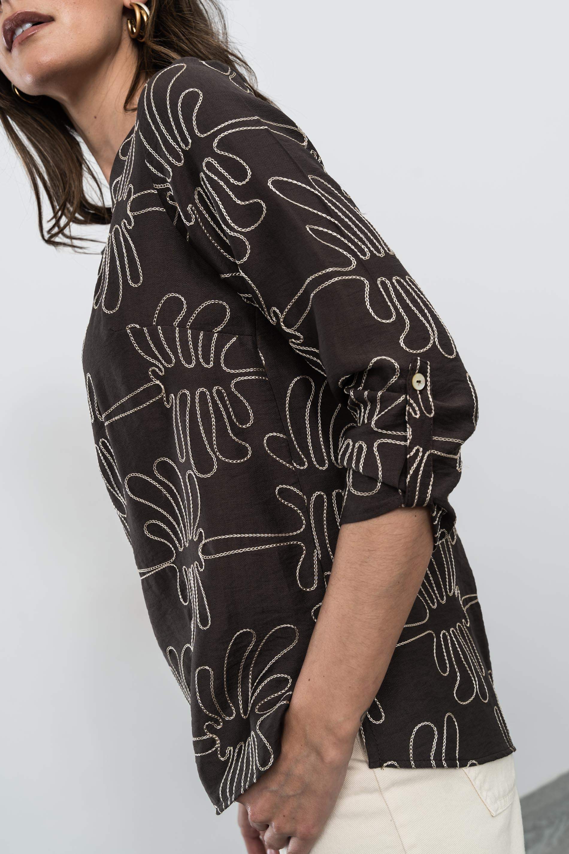 BLUSA BORDADA BOTONES CHOCOLATE