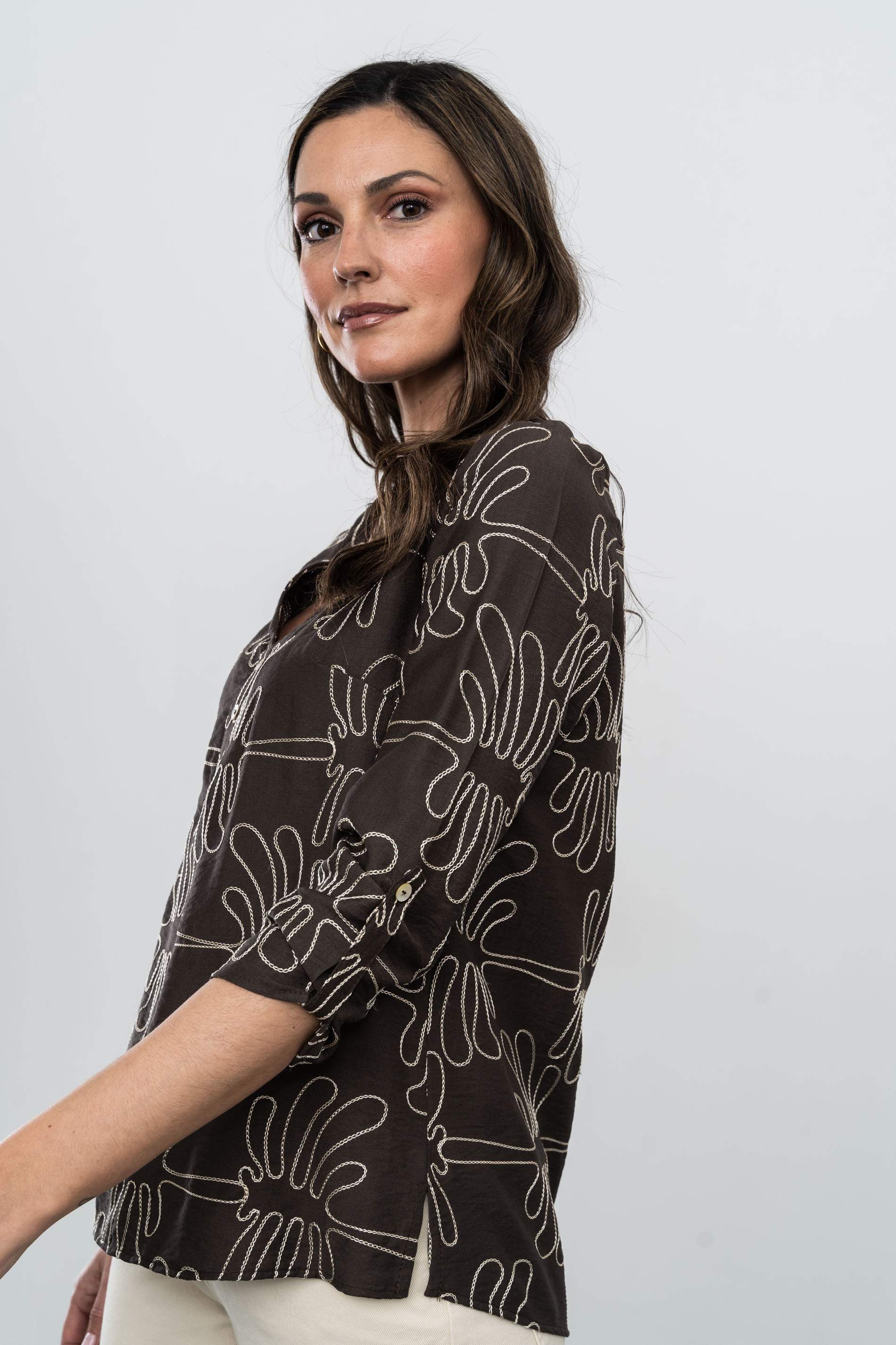 BLUSA BORDADA BOTONES CHOCOLATE
