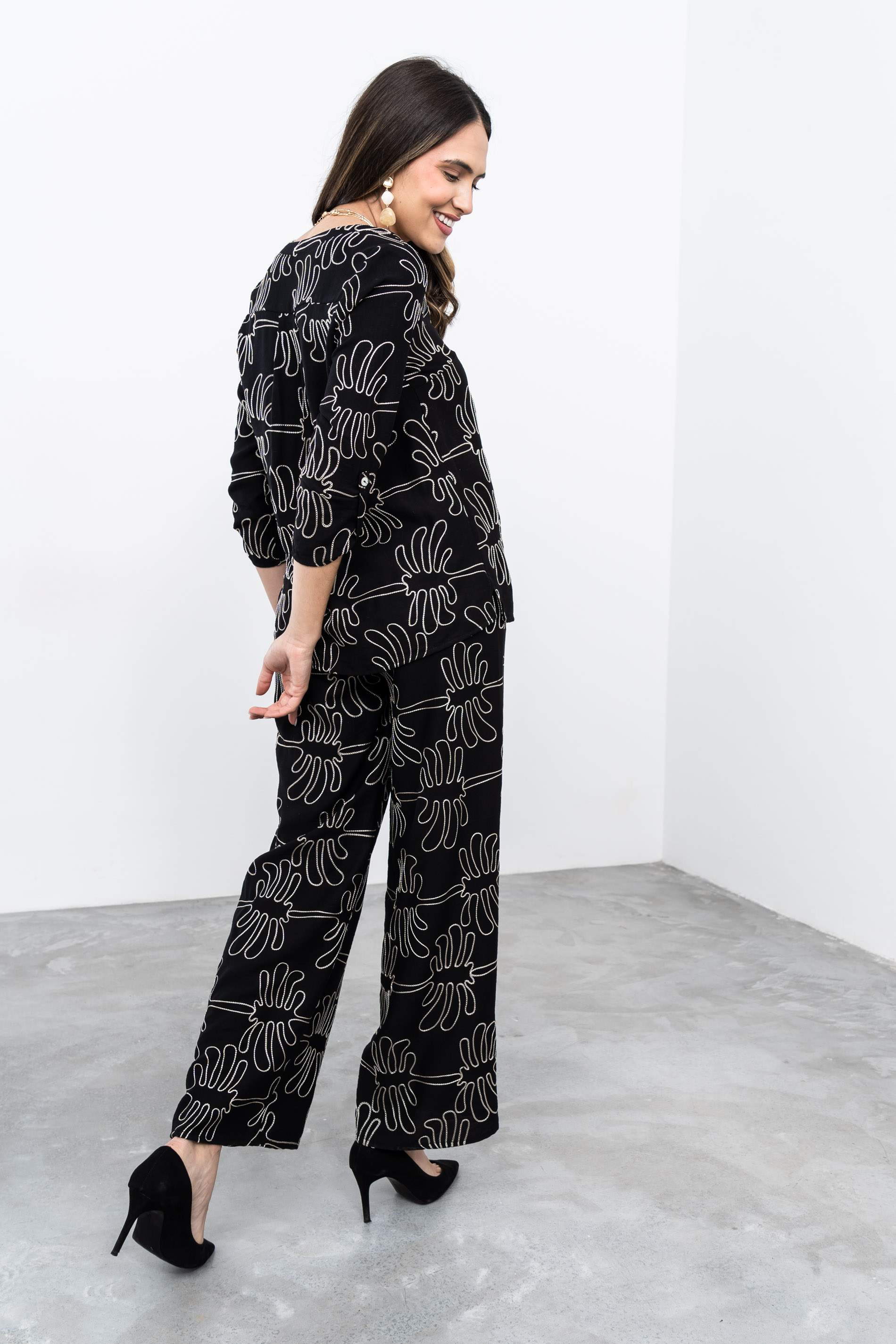 PANTALÓN BORDADO NEGRO