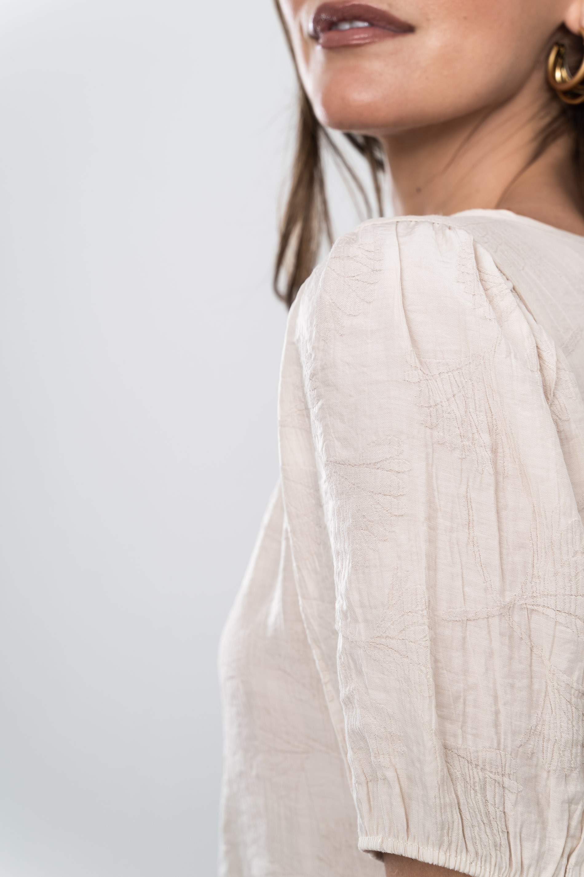 BLUSA MANGA ABULLONADA BEIGE