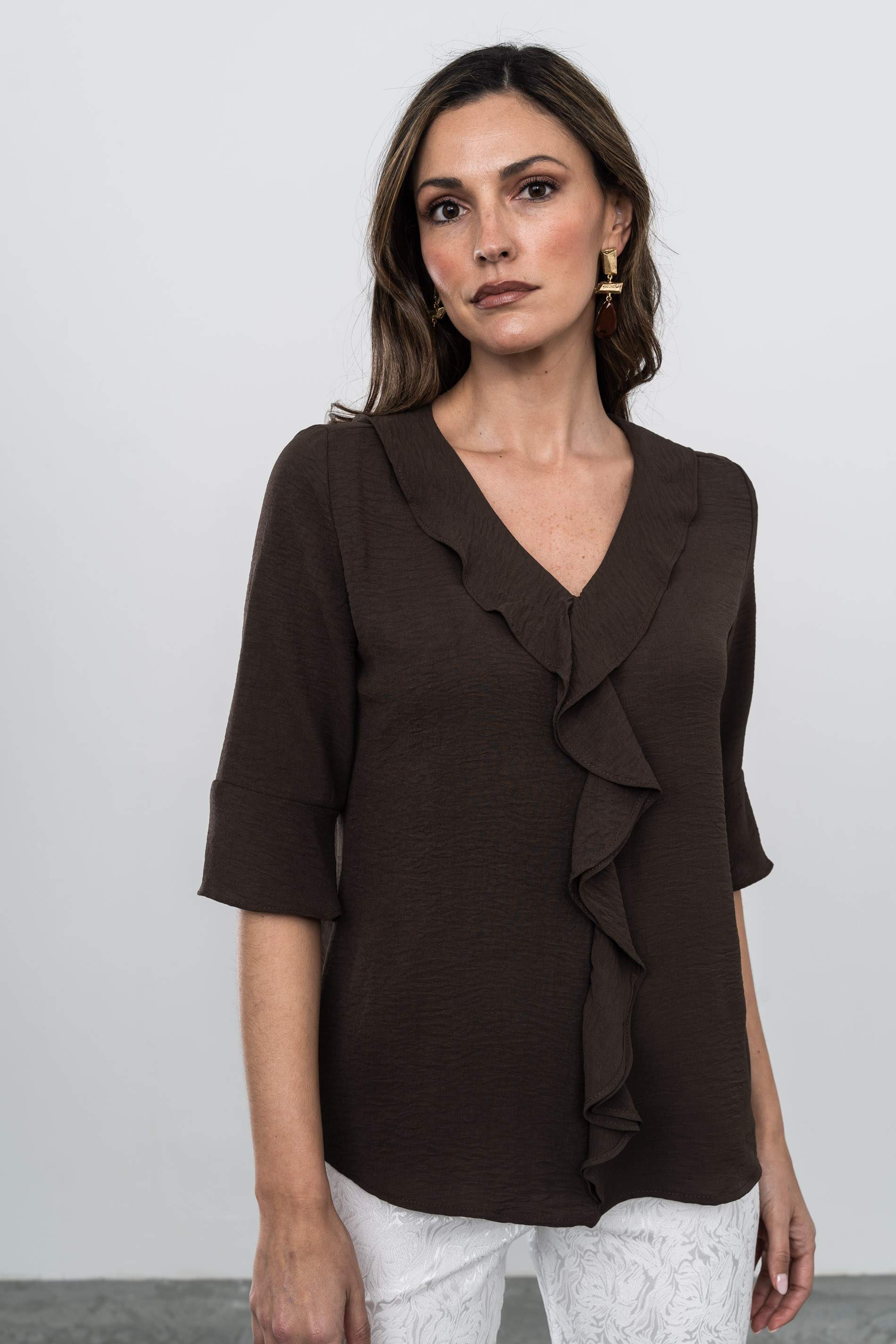 BLUSA VOLANTE CUELLO CHOCOLATE