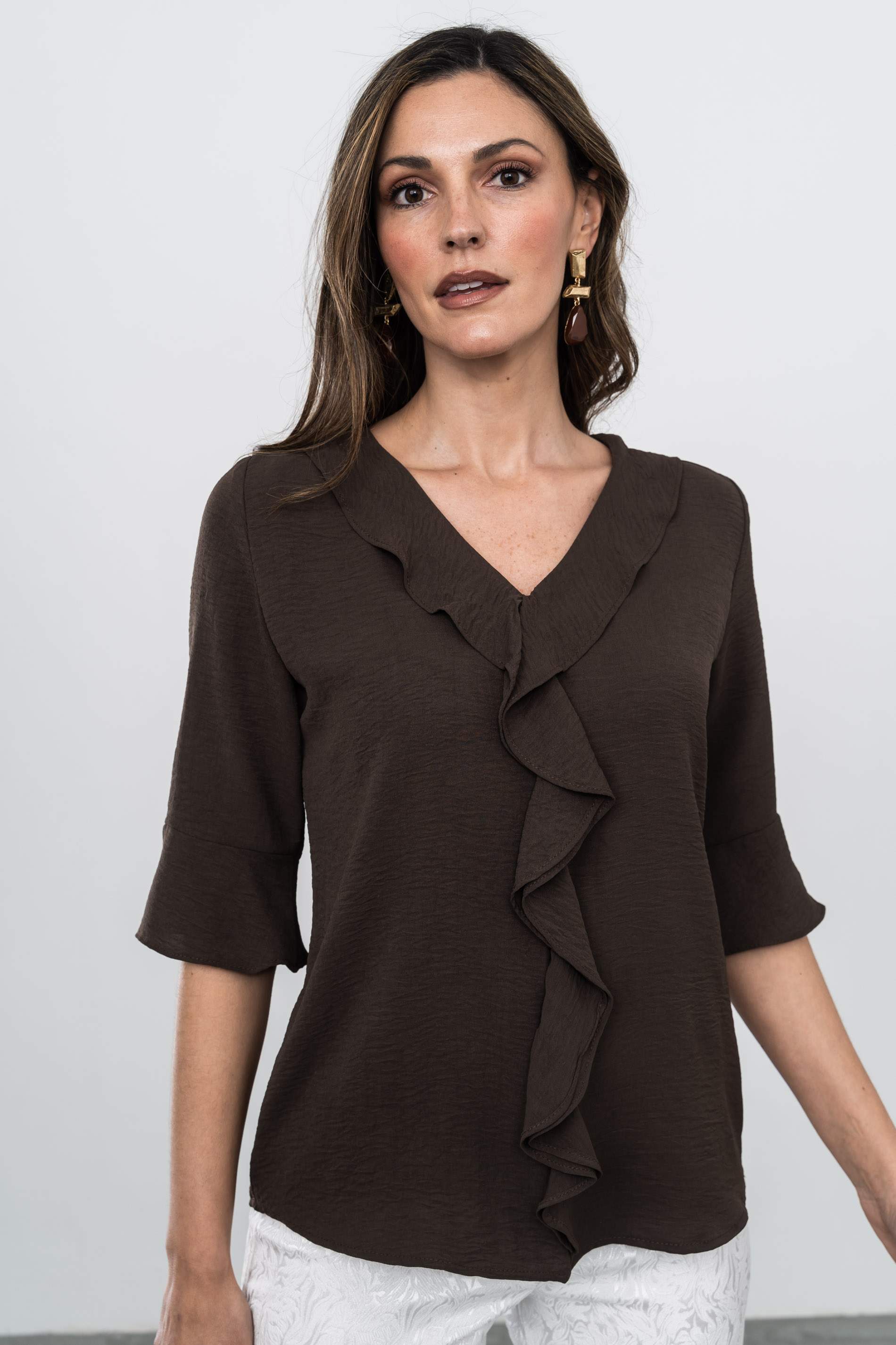 BLUSA VOLANTE CUELLO CHOCOLATE