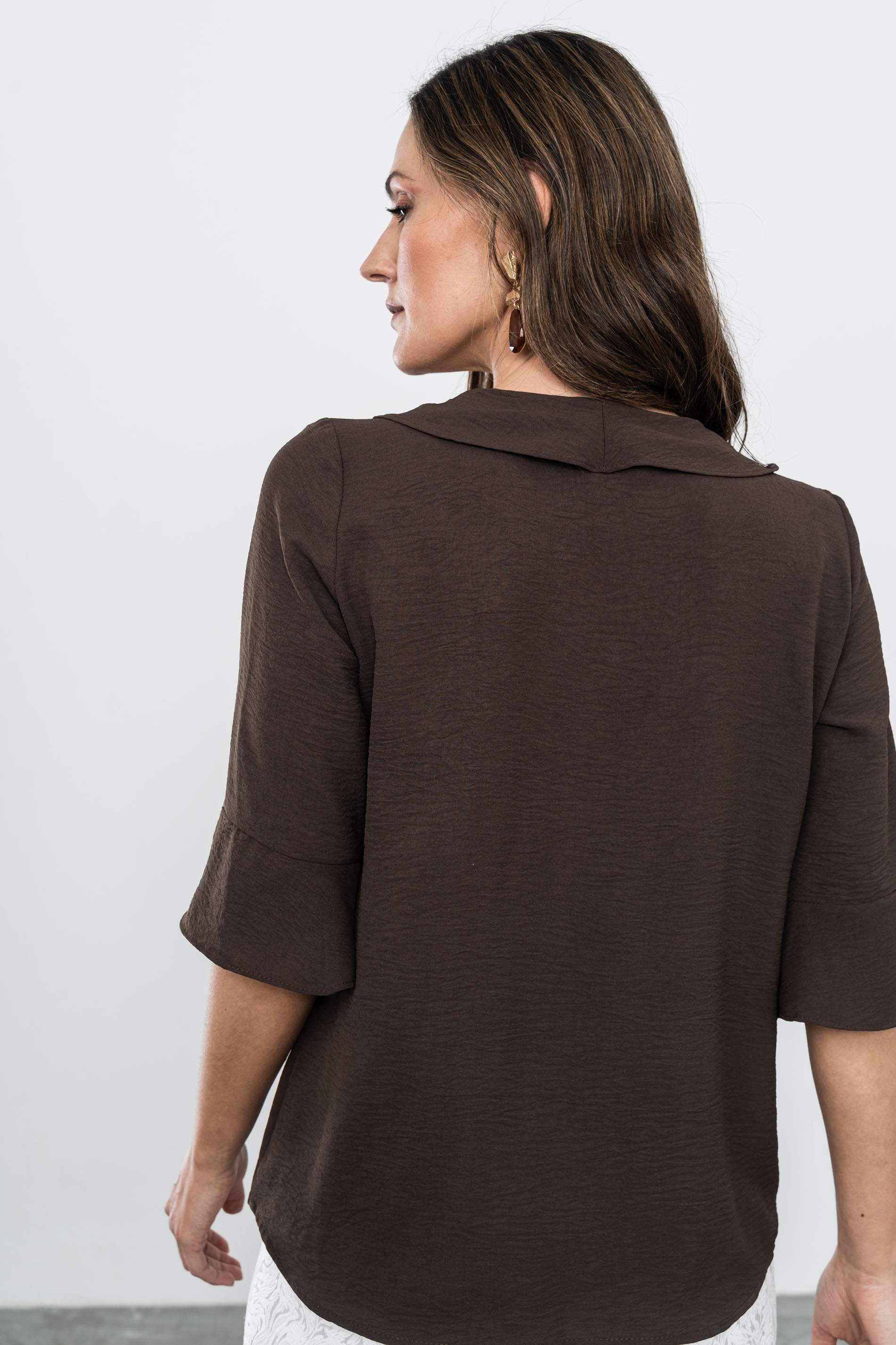 BLUSA VOLANTE CUELLO CHOCOLATE