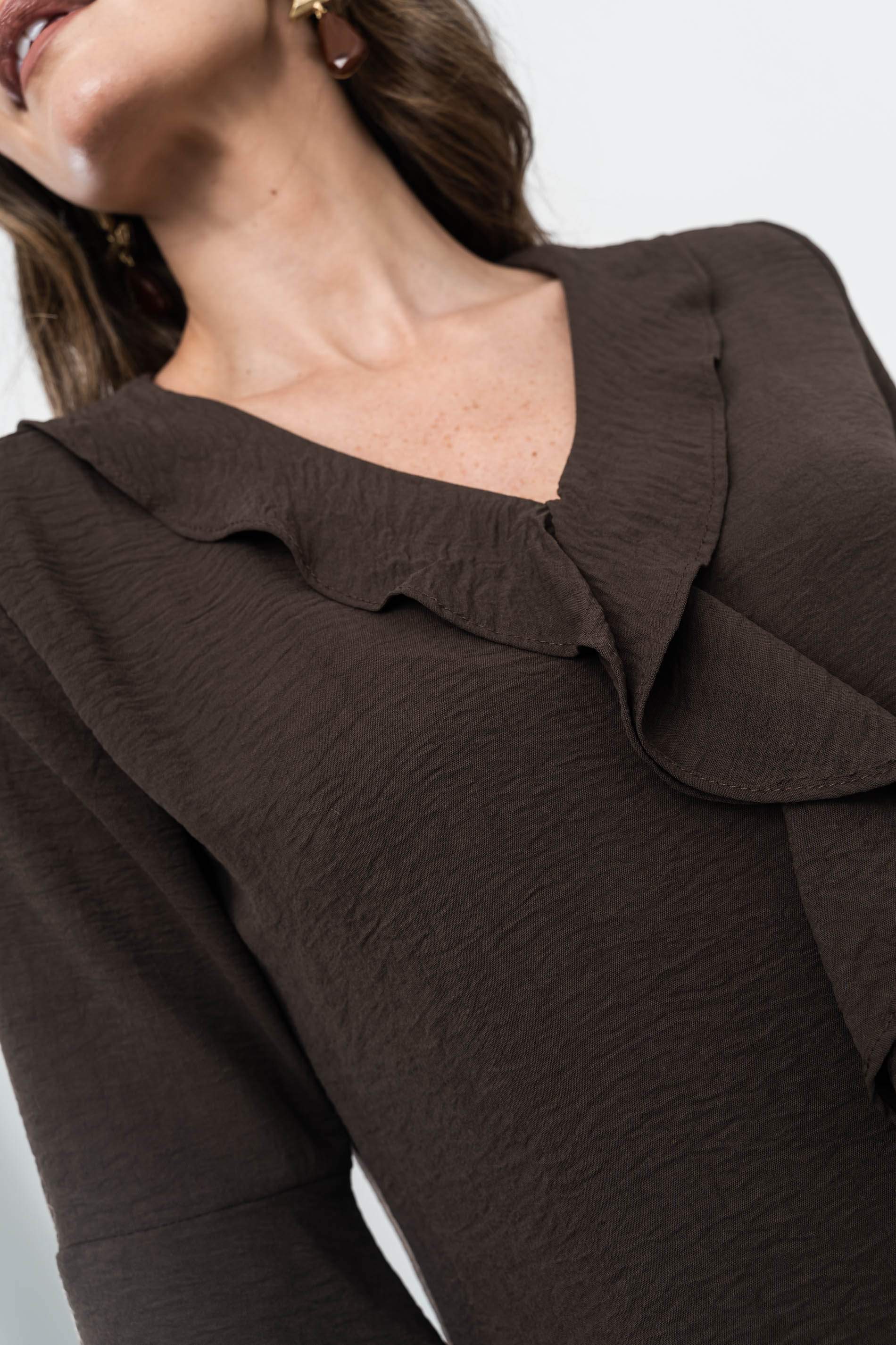 BLUSA VOLANTE CUELLO CHOCOLATE