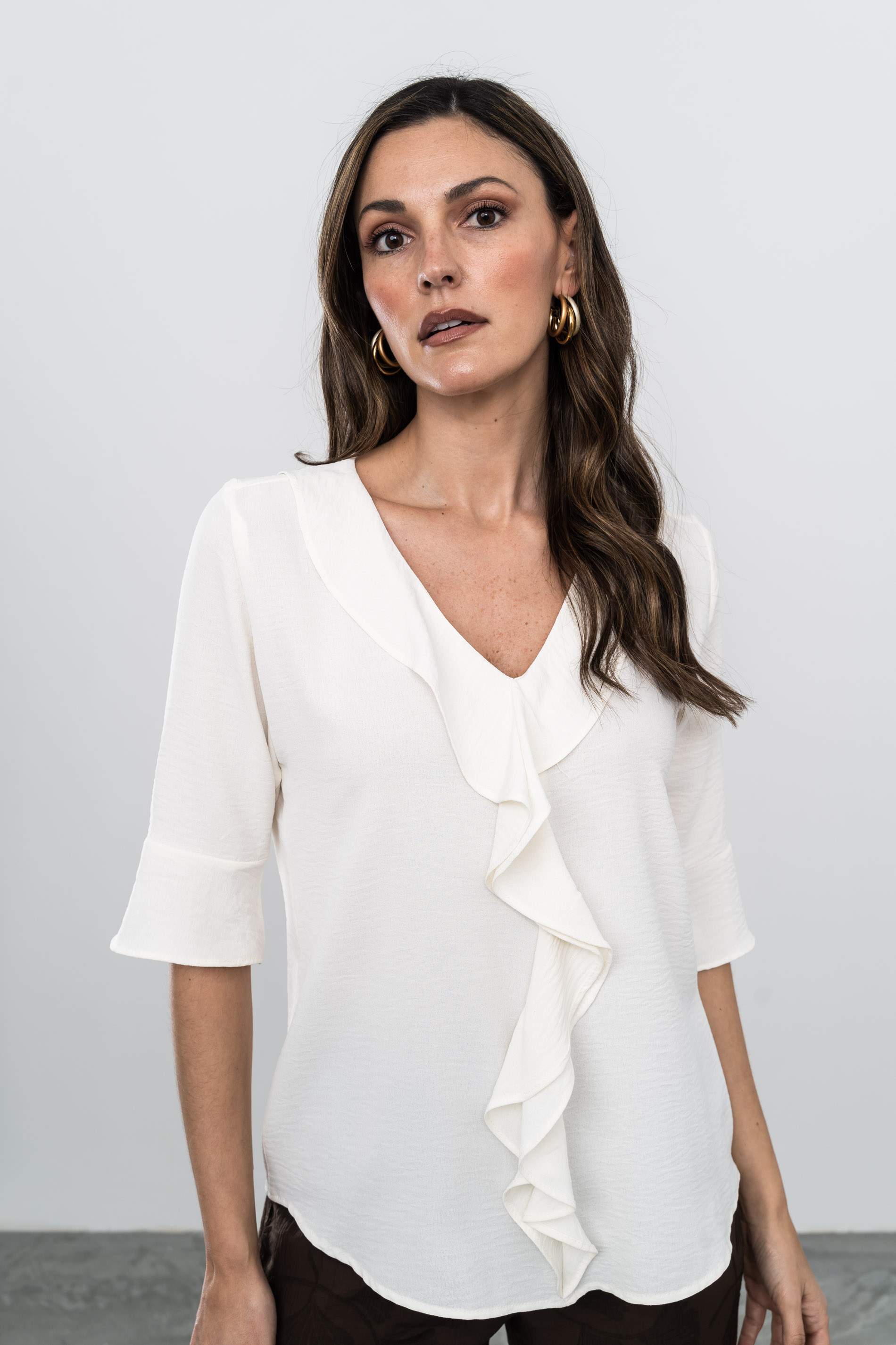 BLUSA VOLANTE CUELLO MARFIL