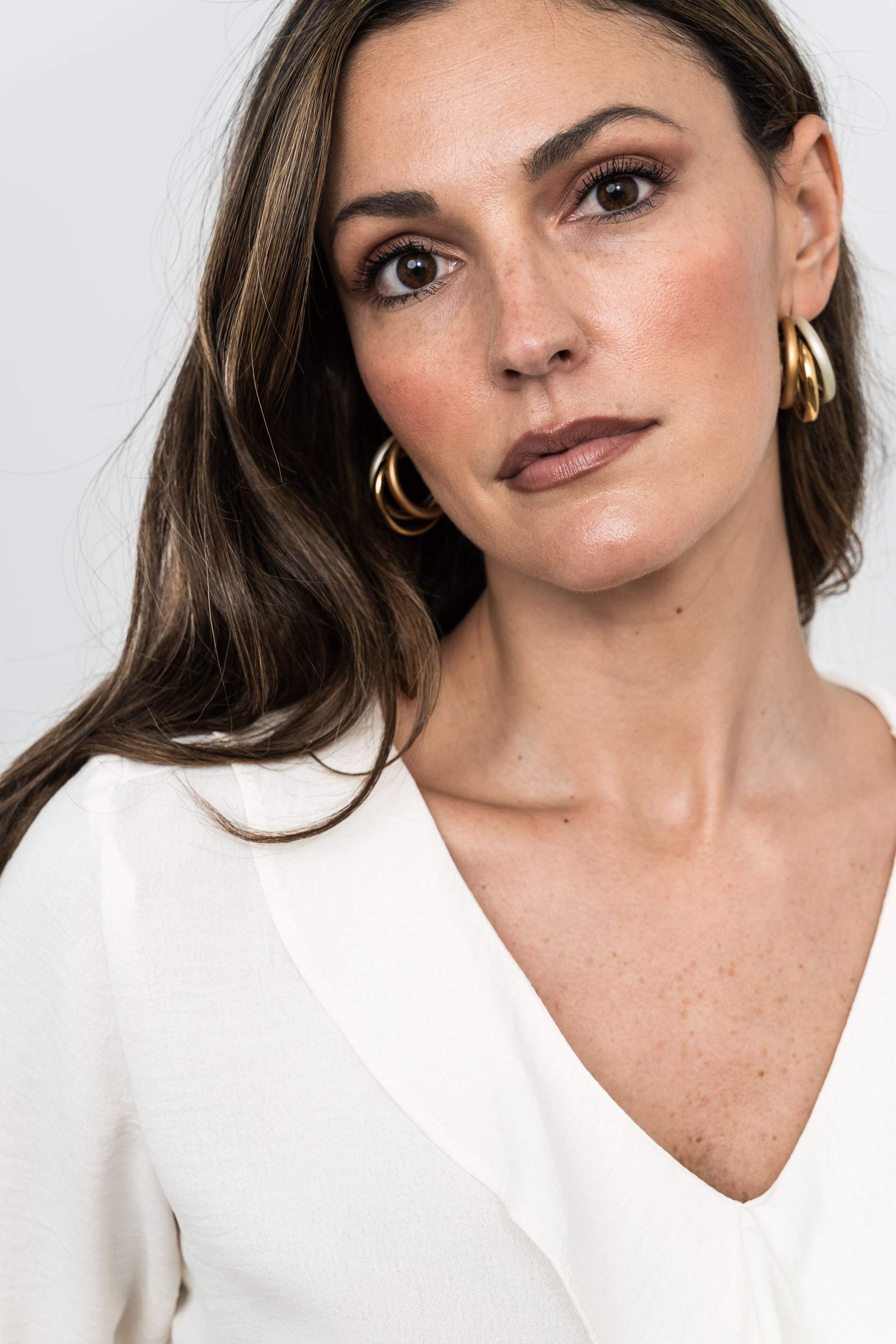 BLUSA VOLANTE CUELLO MARFIL