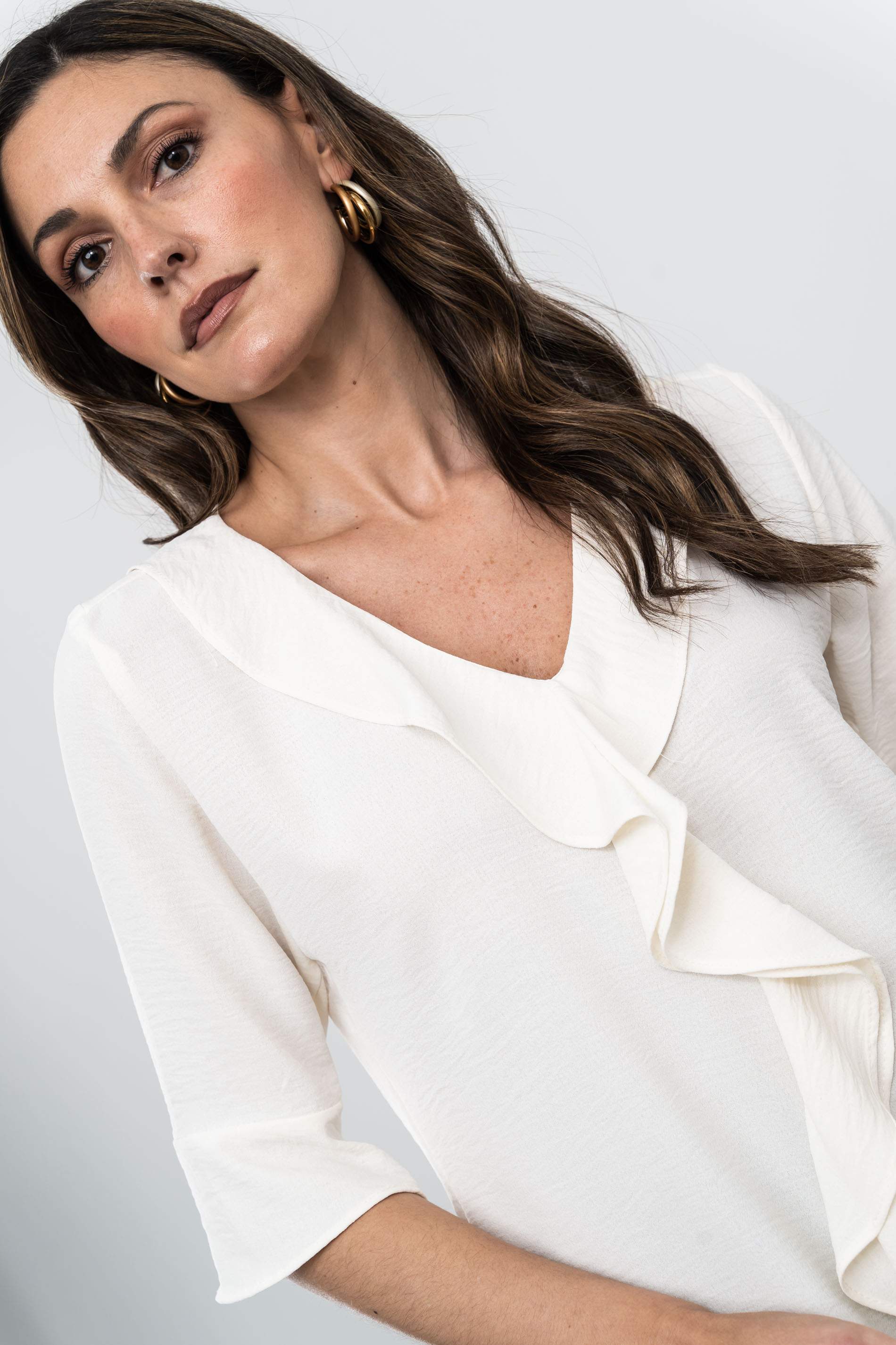 BLUSA VOLANTE CUELLO MARFIL