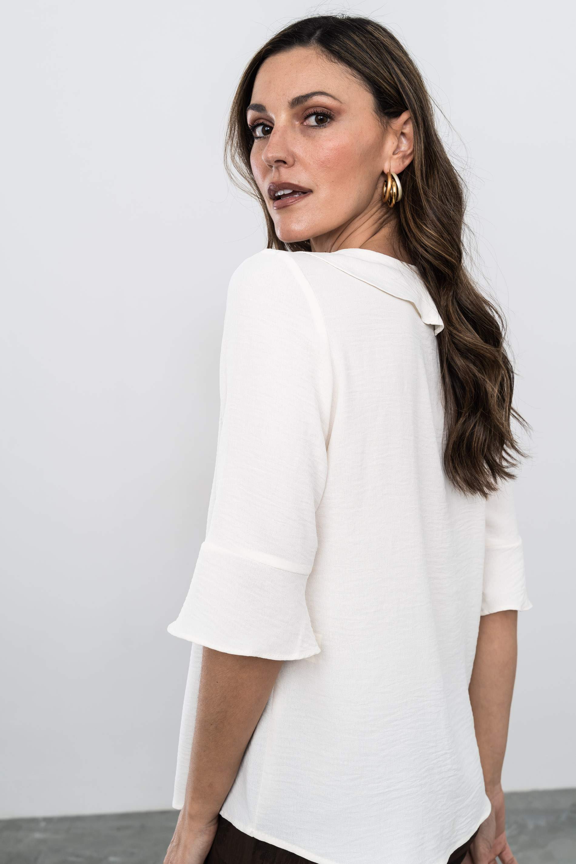 BLUSA VOLANTE CUELLO MARFIL