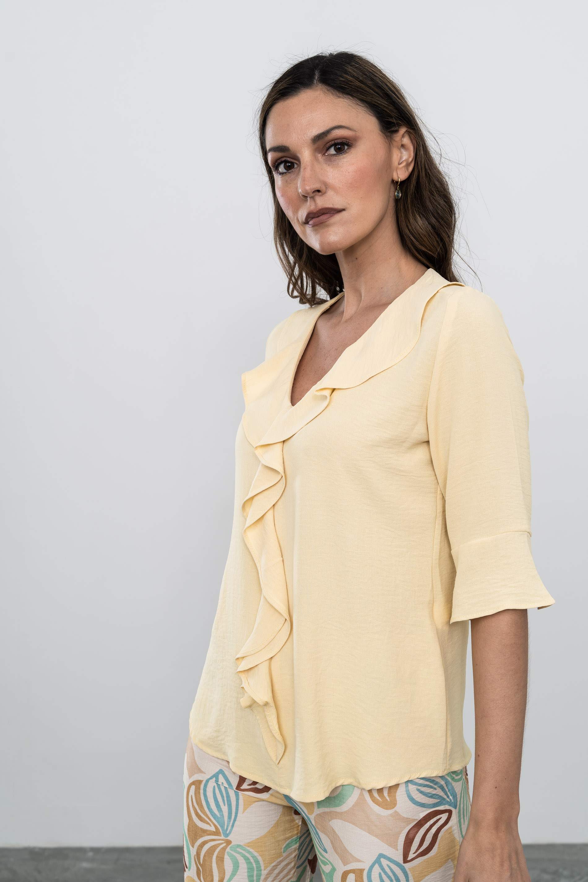 BLUSA VOLANTE CUELLO VAINILLA