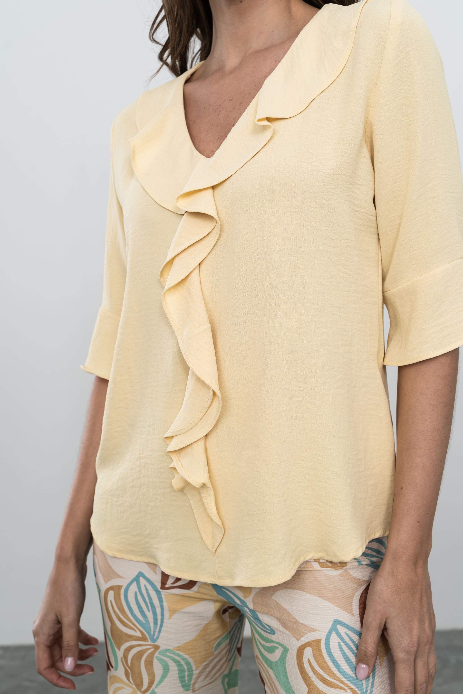 BLUSA VOLANTE CUELLO VAINILLA