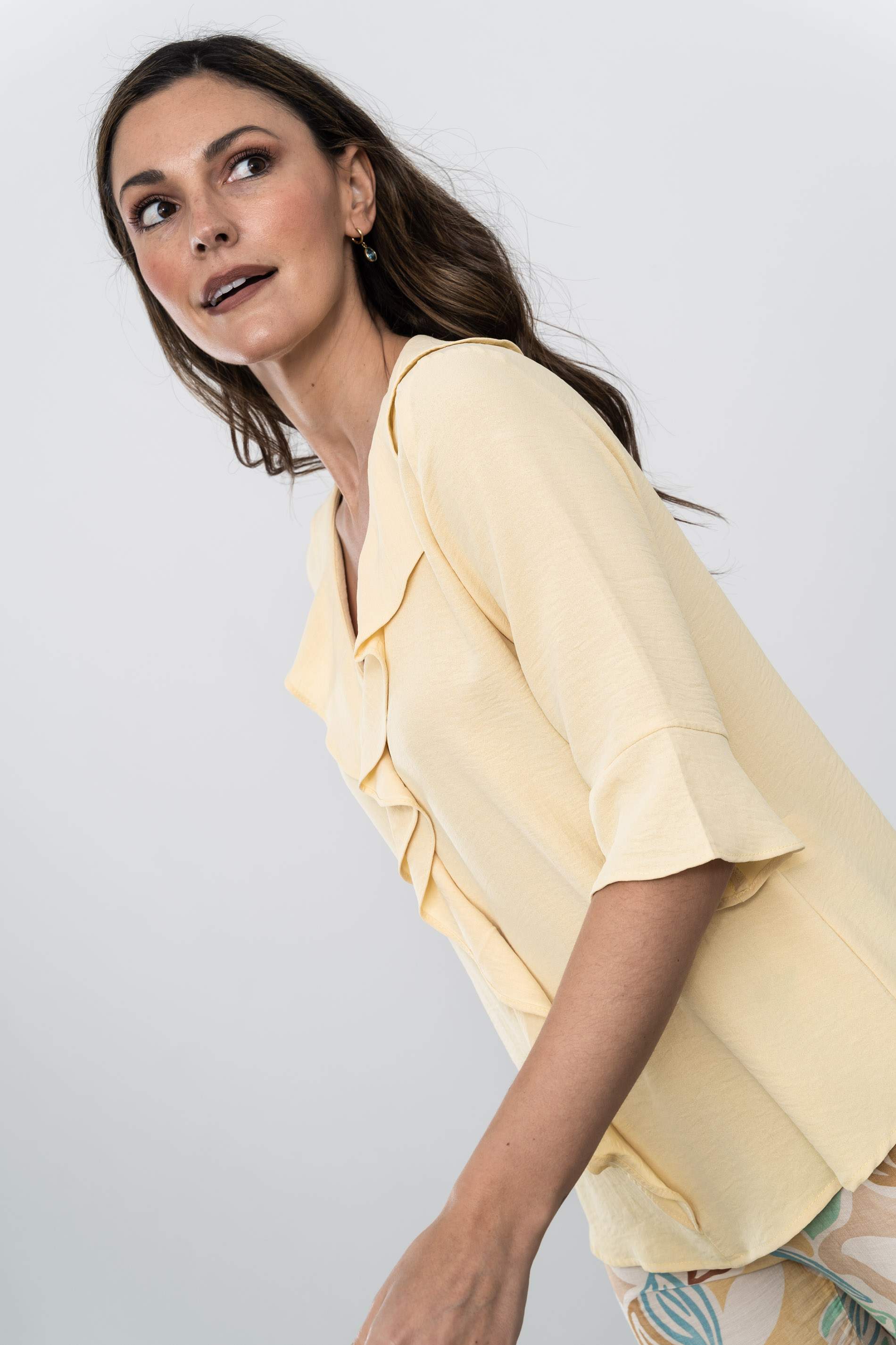 BLUSA VOLANTE CUELLO VAINILLA