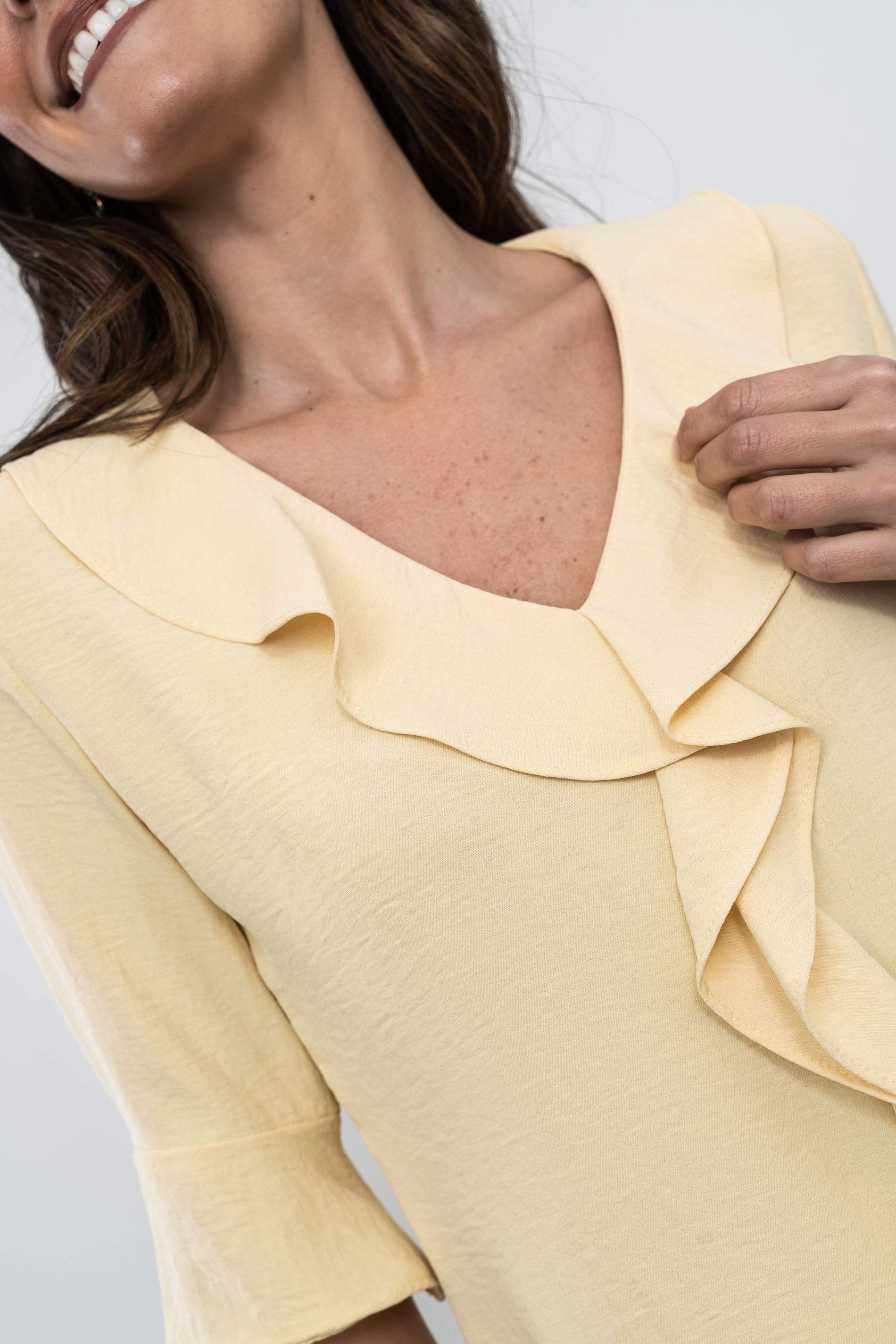 BLUSA VOLANTE CUELLO VAINILLA