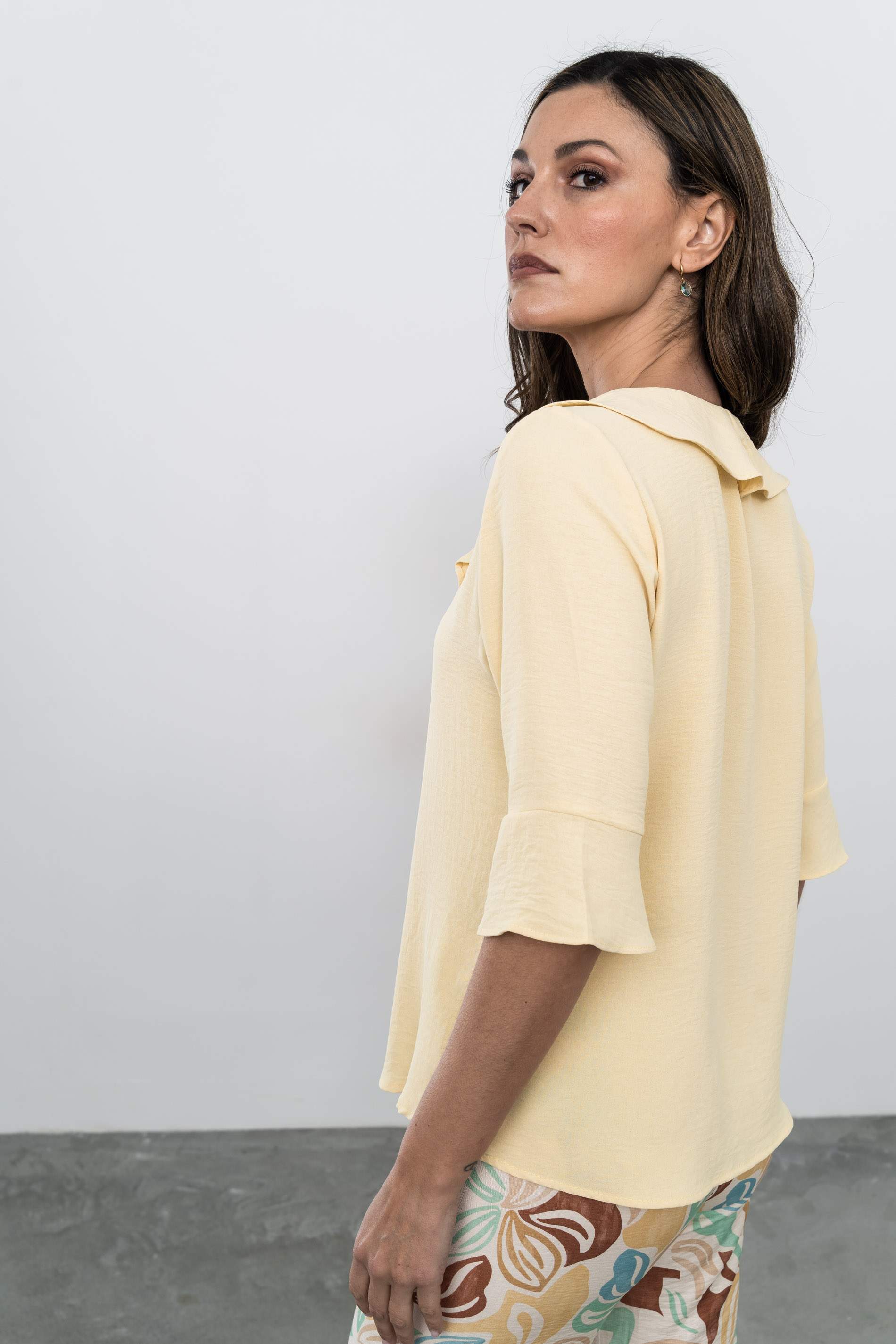 BLUSA VOLANTE CUELLO VAINILLA