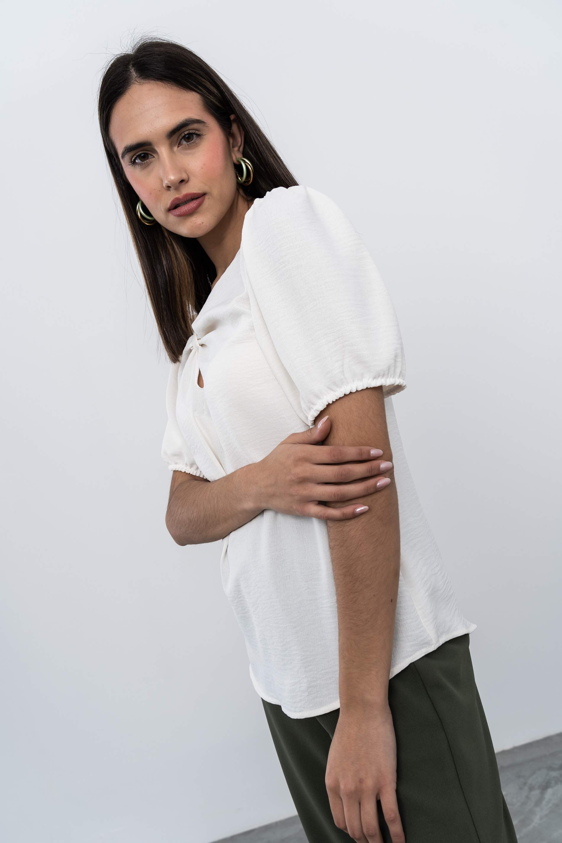 BLUSA DETALLE LAZO ESCOTE MARFIL