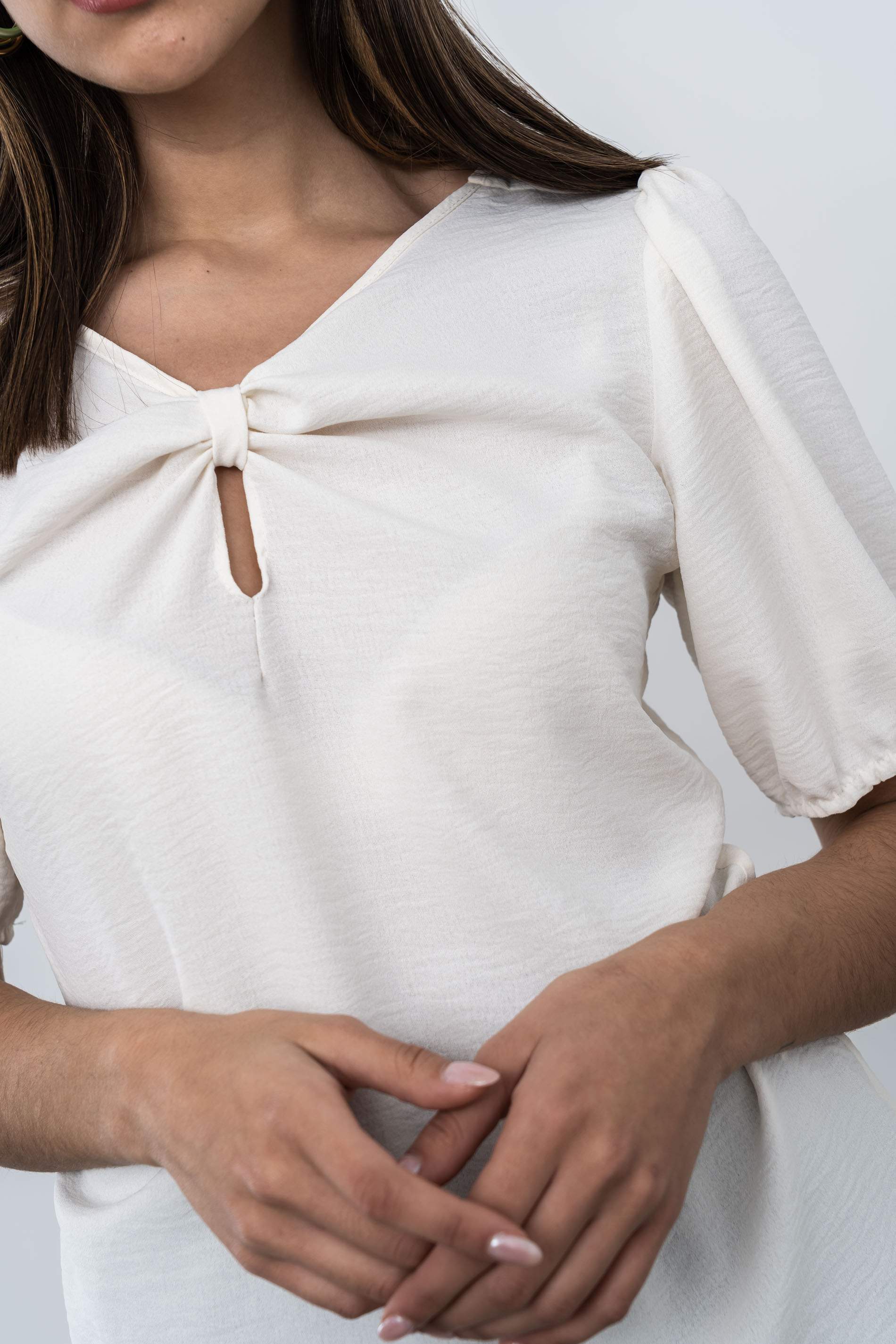 BLUSA DETALLE LAZO ESCOTE MARFIL