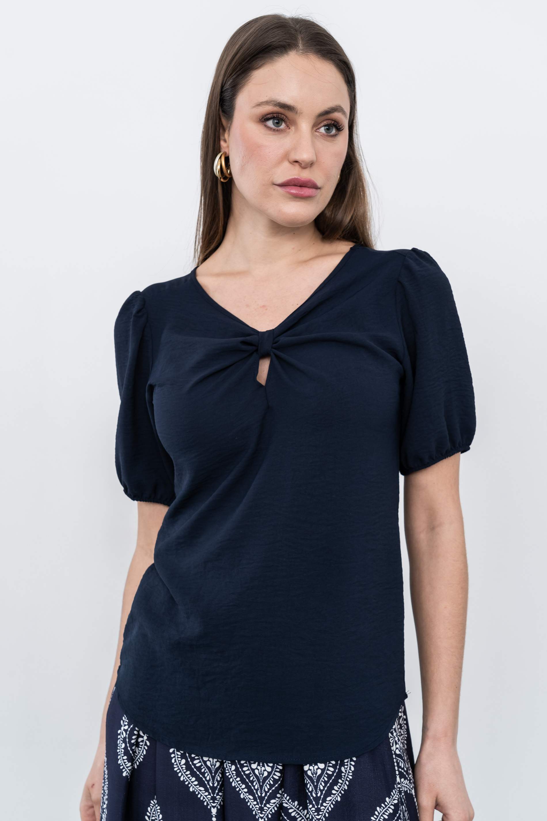 BLUSA DETALLE LAZO ESCOTE MARINO