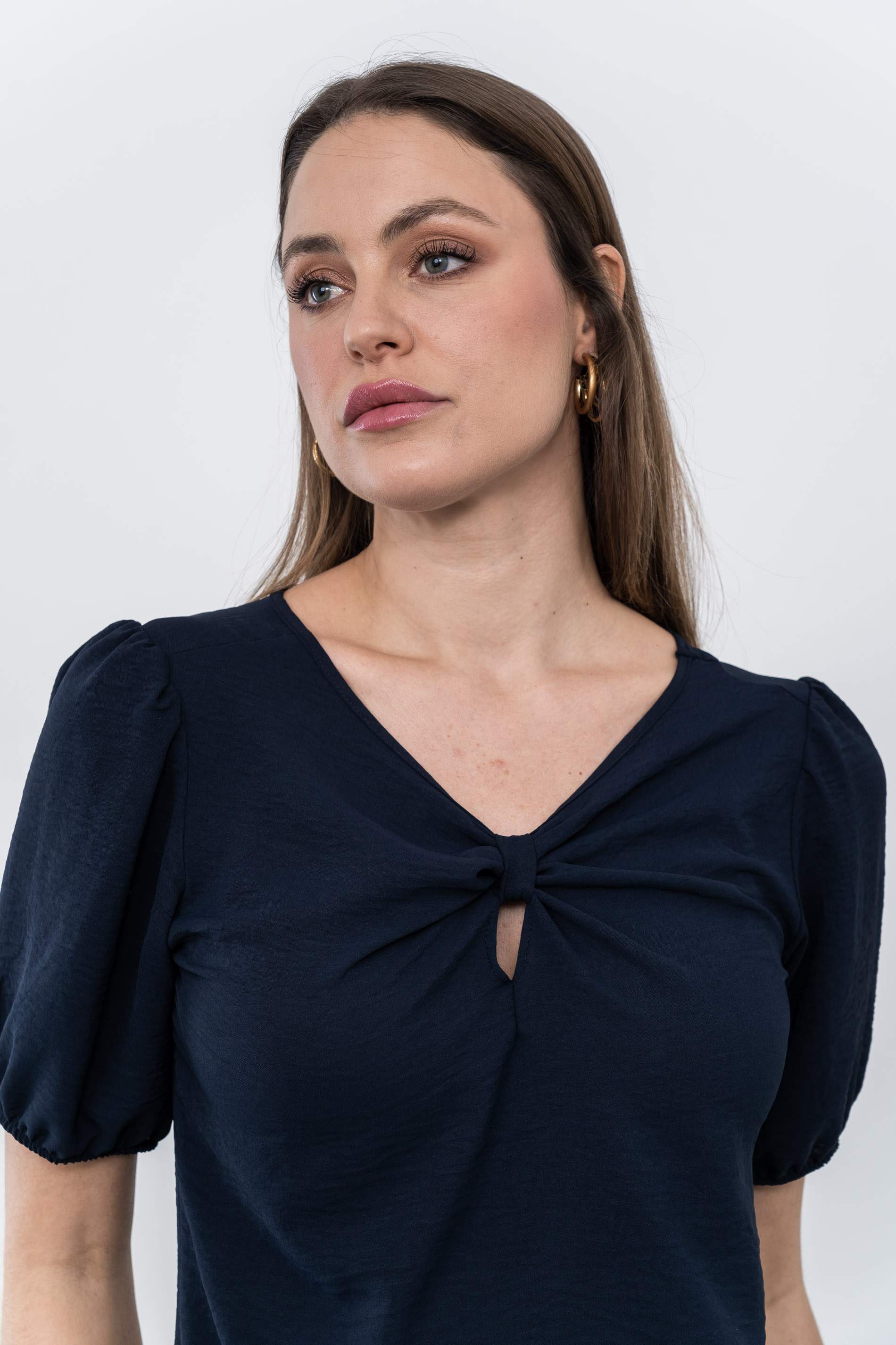 BLUSA DETALLE LAZO ESCOTE MARINO