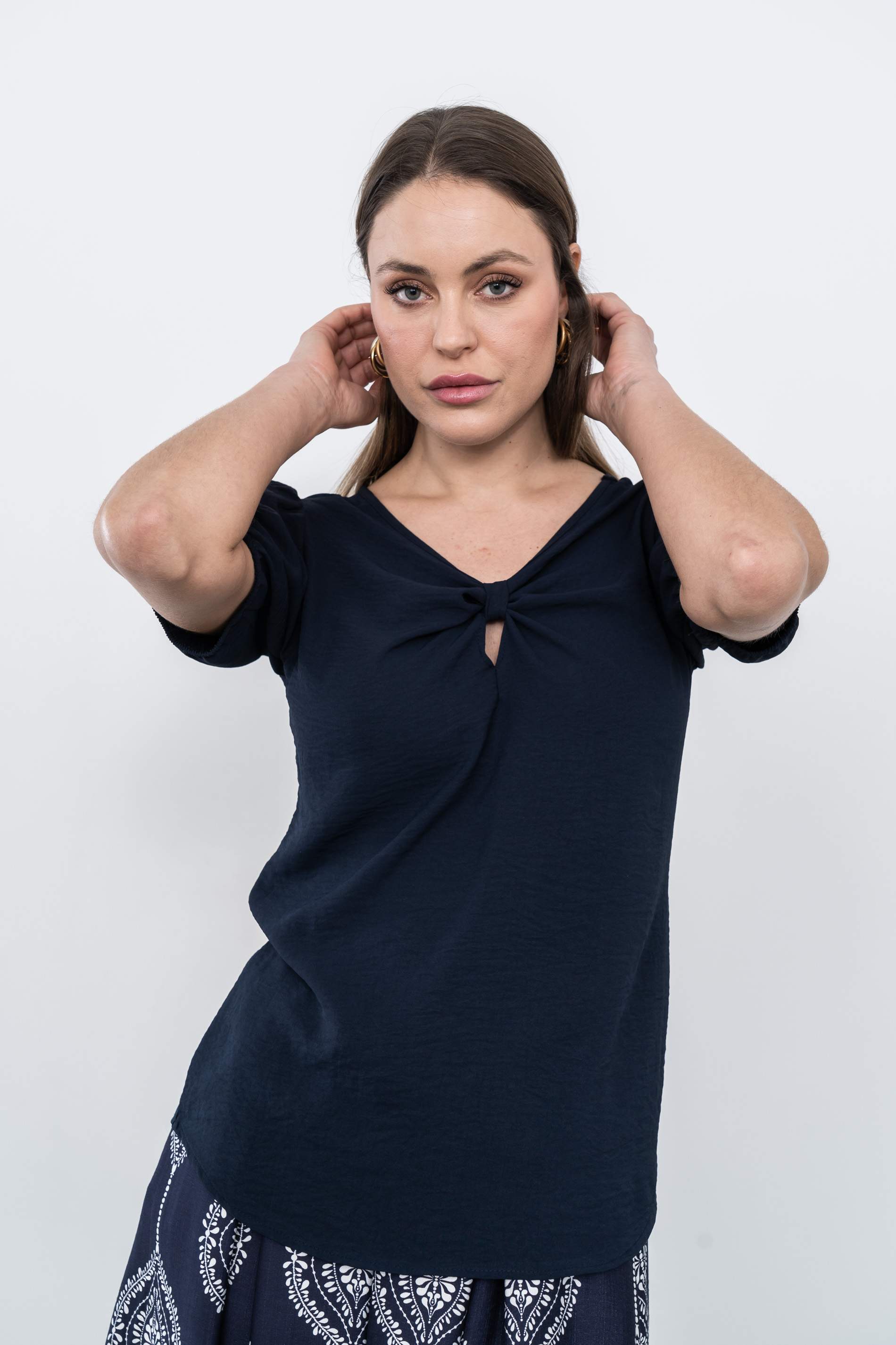 BLUSA DETALLE LAZO ESCOTE MARINO