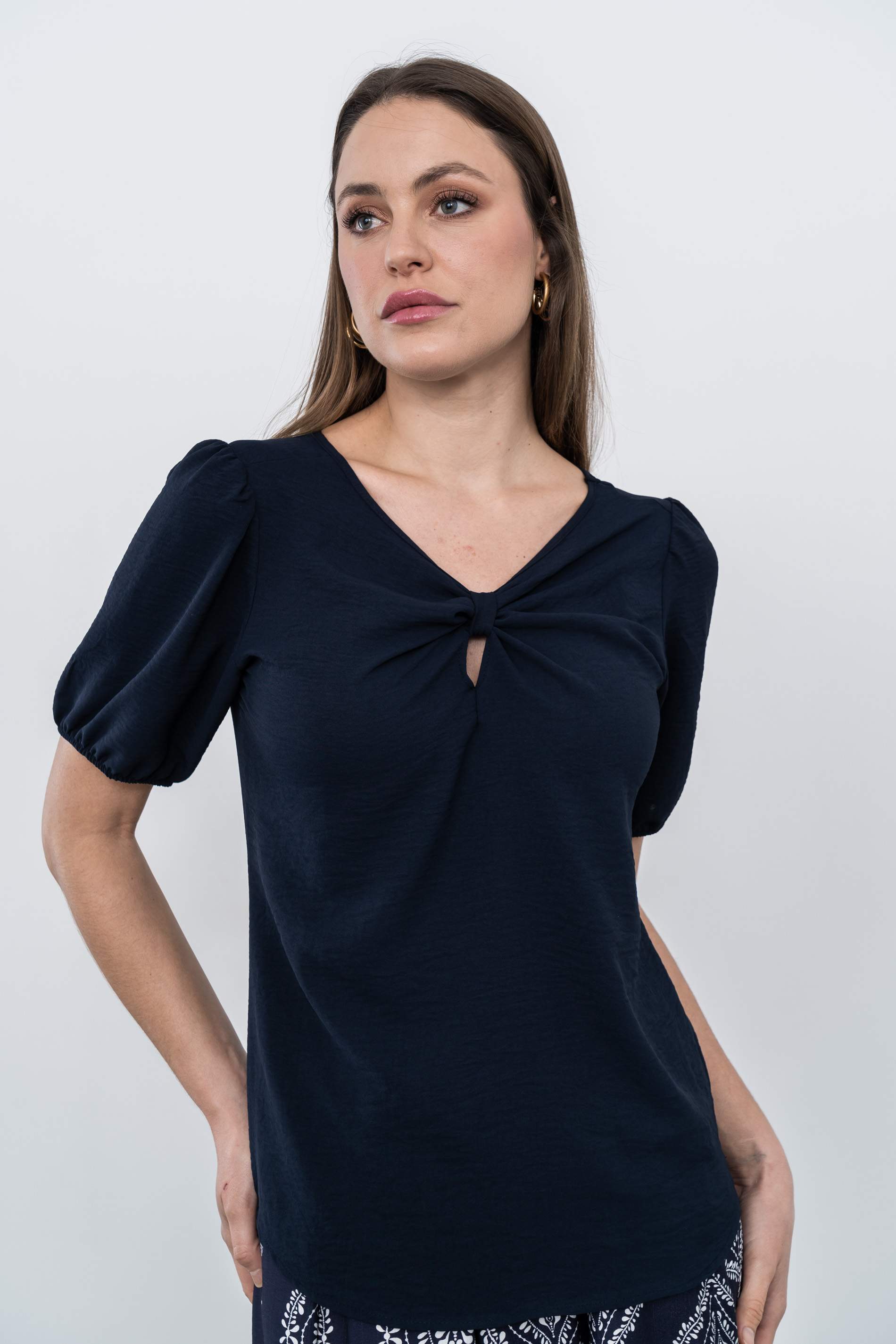 BLUSA DETALLE LAZO ESCOTE MARINO