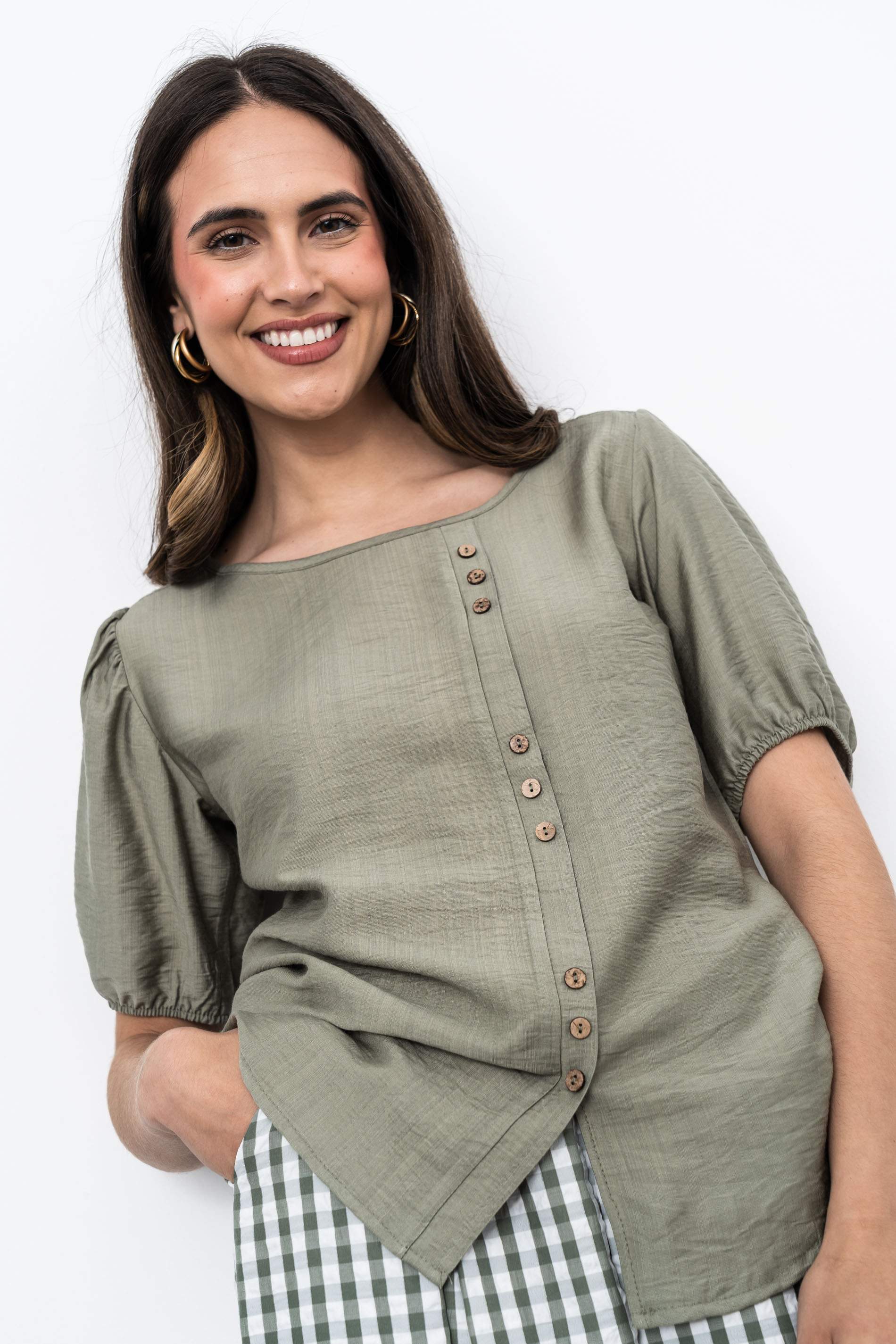 BLUSA EFECTO CRUZADO BOTONES KAKI