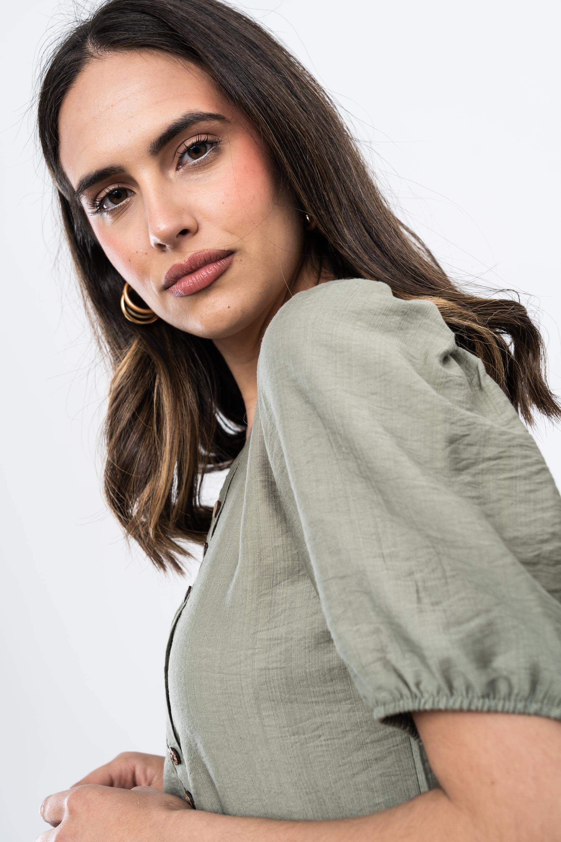 BLUSA EFECTO CRUZADO BOTONES KAKI