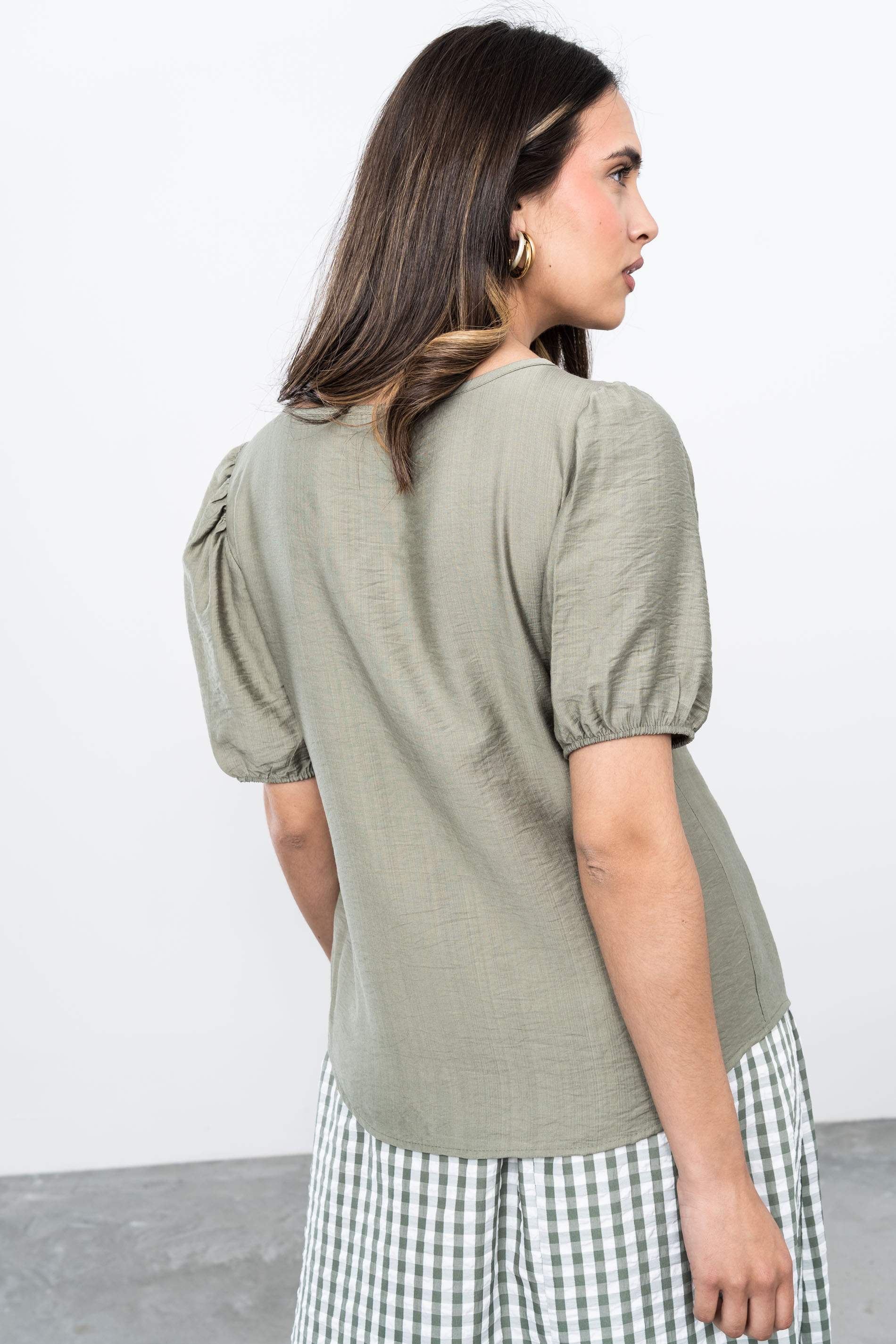 BLUSA EFECTO CRUZADO BOTONES KAKI