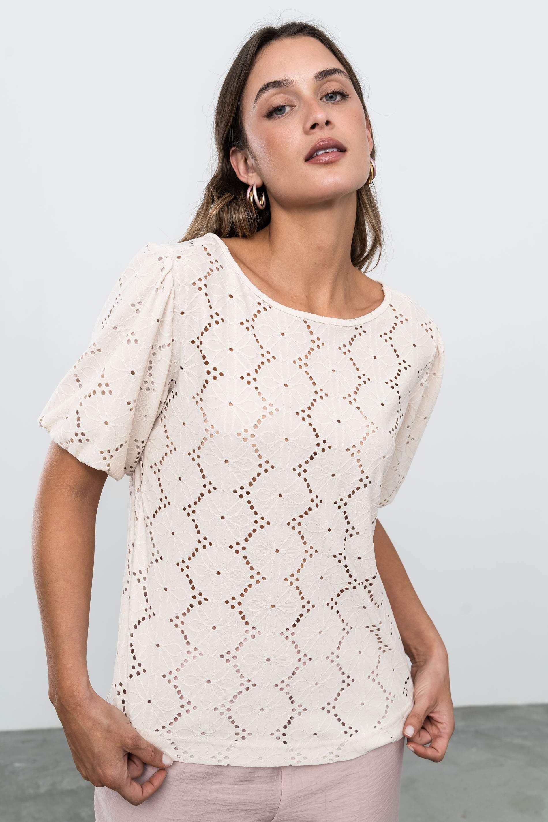 BLUSA TEJIDO PERFORADO BEIGE