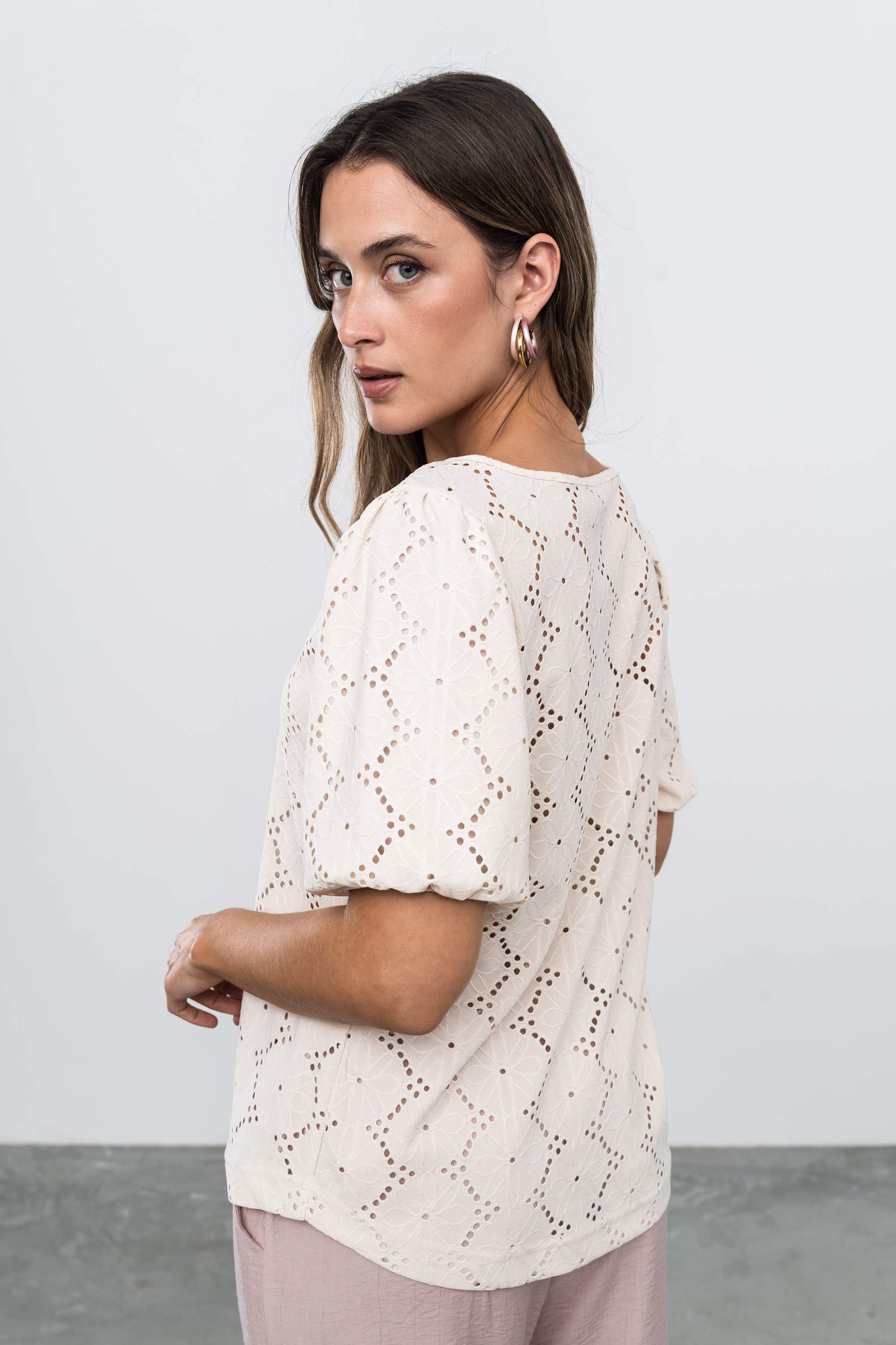 BLUSA TEJIDO PERFORADO BEIGE