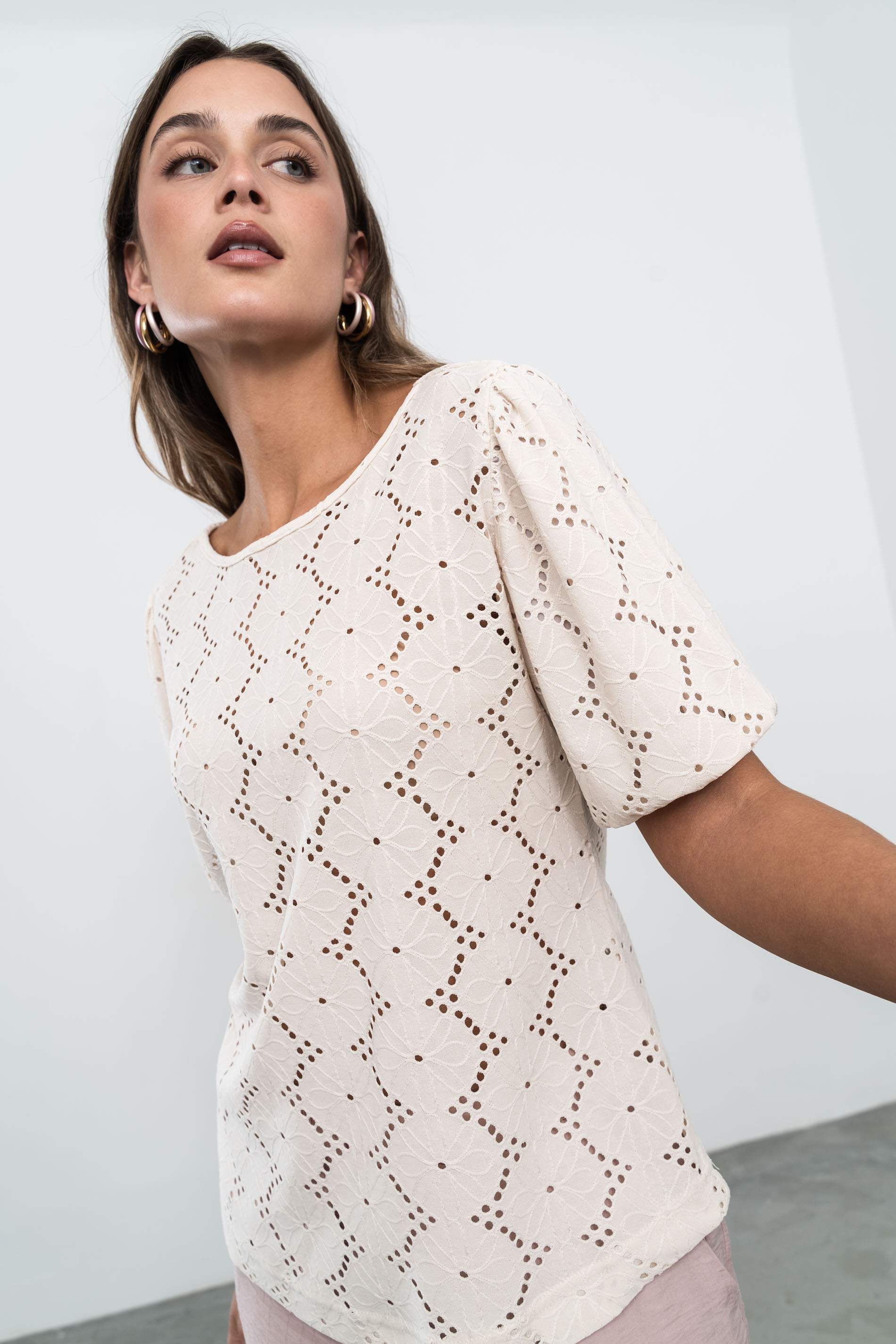 BLUSA TEJIDO PERFORADO BEIGE