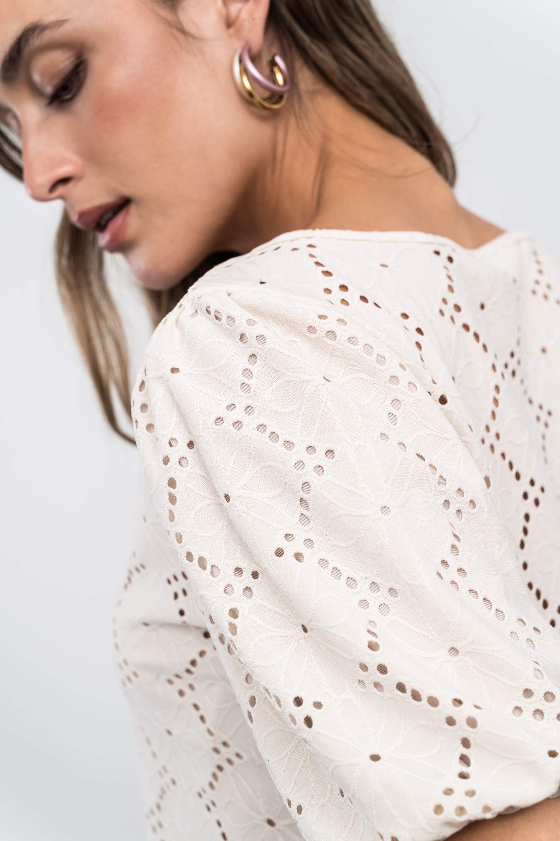 BLUSA TEJIDO PERFORADO BEIGE