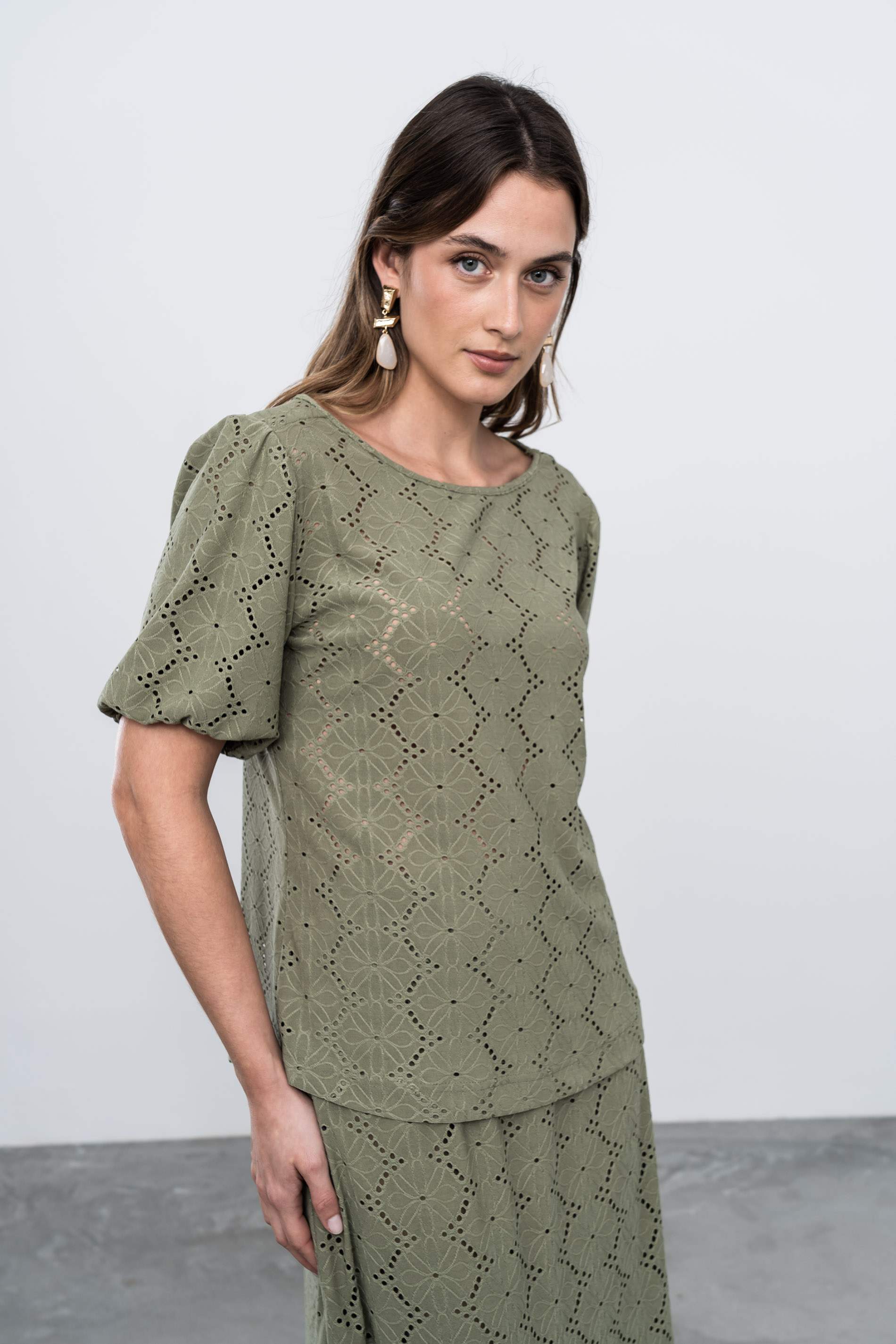 BLUSA TEJIDO PERFORADO KAKI