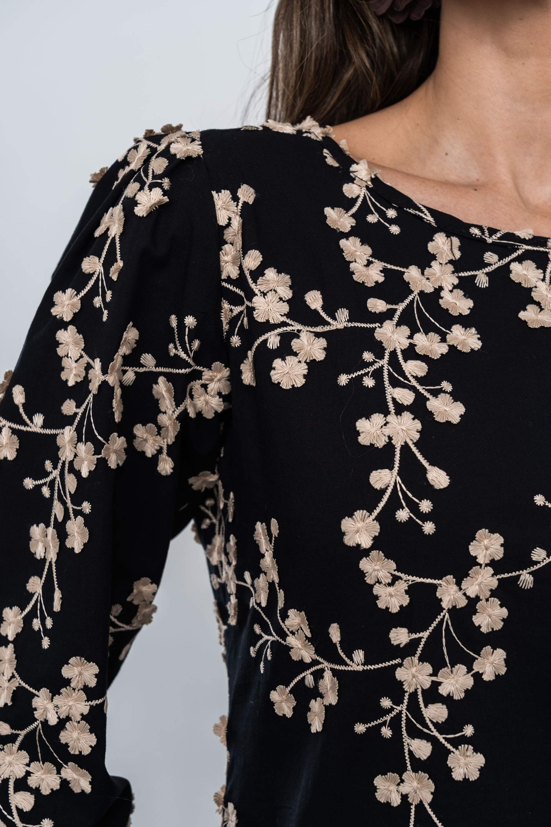 BLUSA TEJIDO FANTASÍA RAMILLETE NEGRO