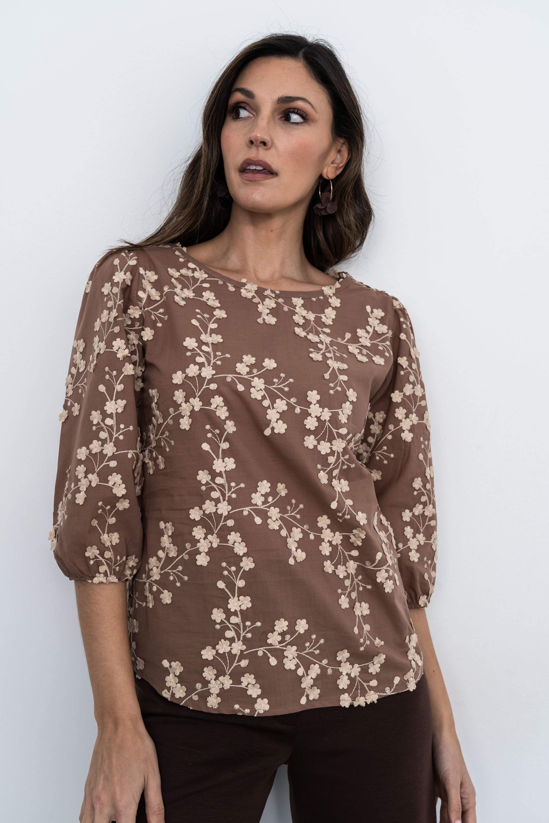 BLUSA TEJIDO FANTASÍA RAMILLETES CHOCOLATE