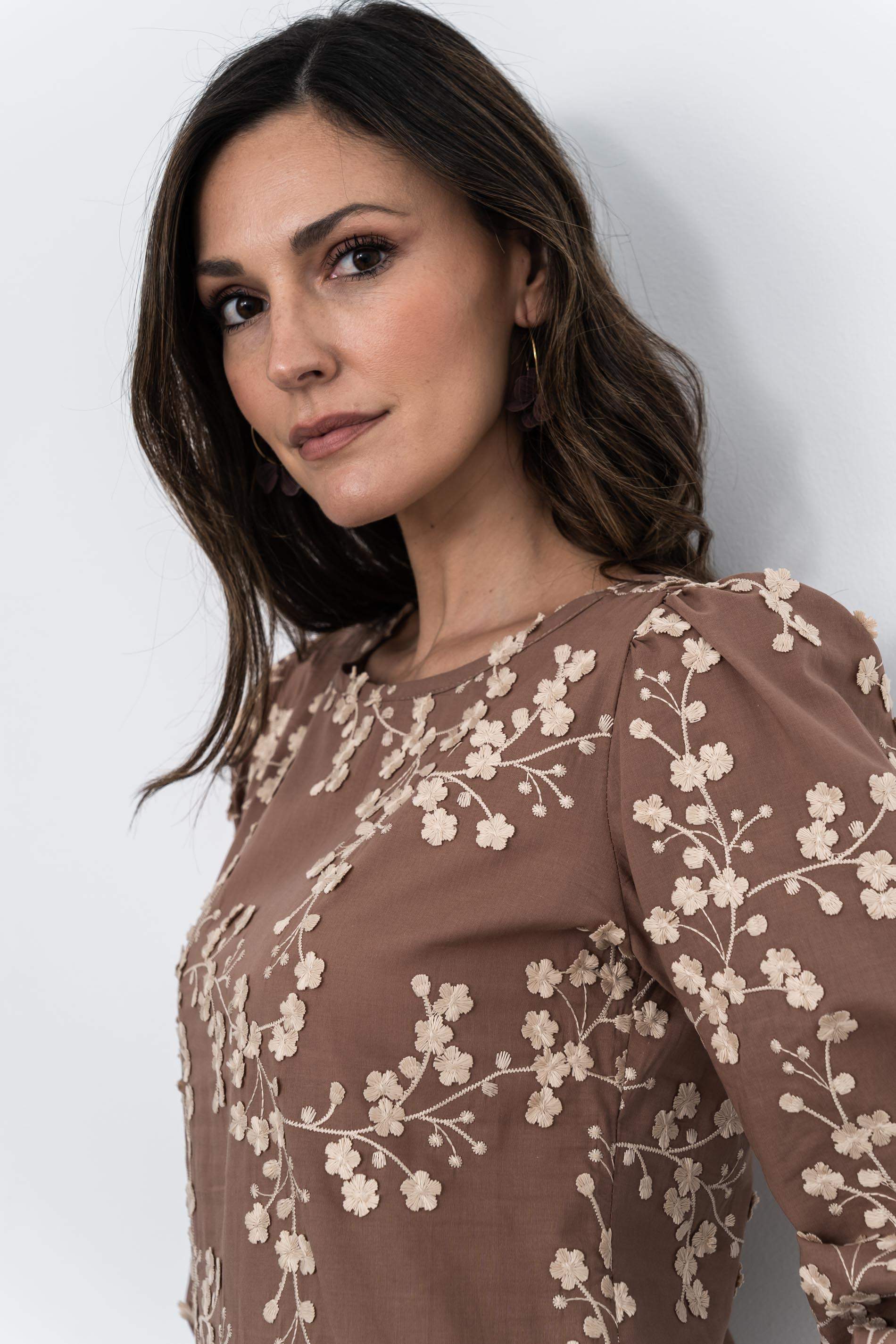 BLUSA TEJIDO FANTASÍA RAMILLETES CHOCOLATE