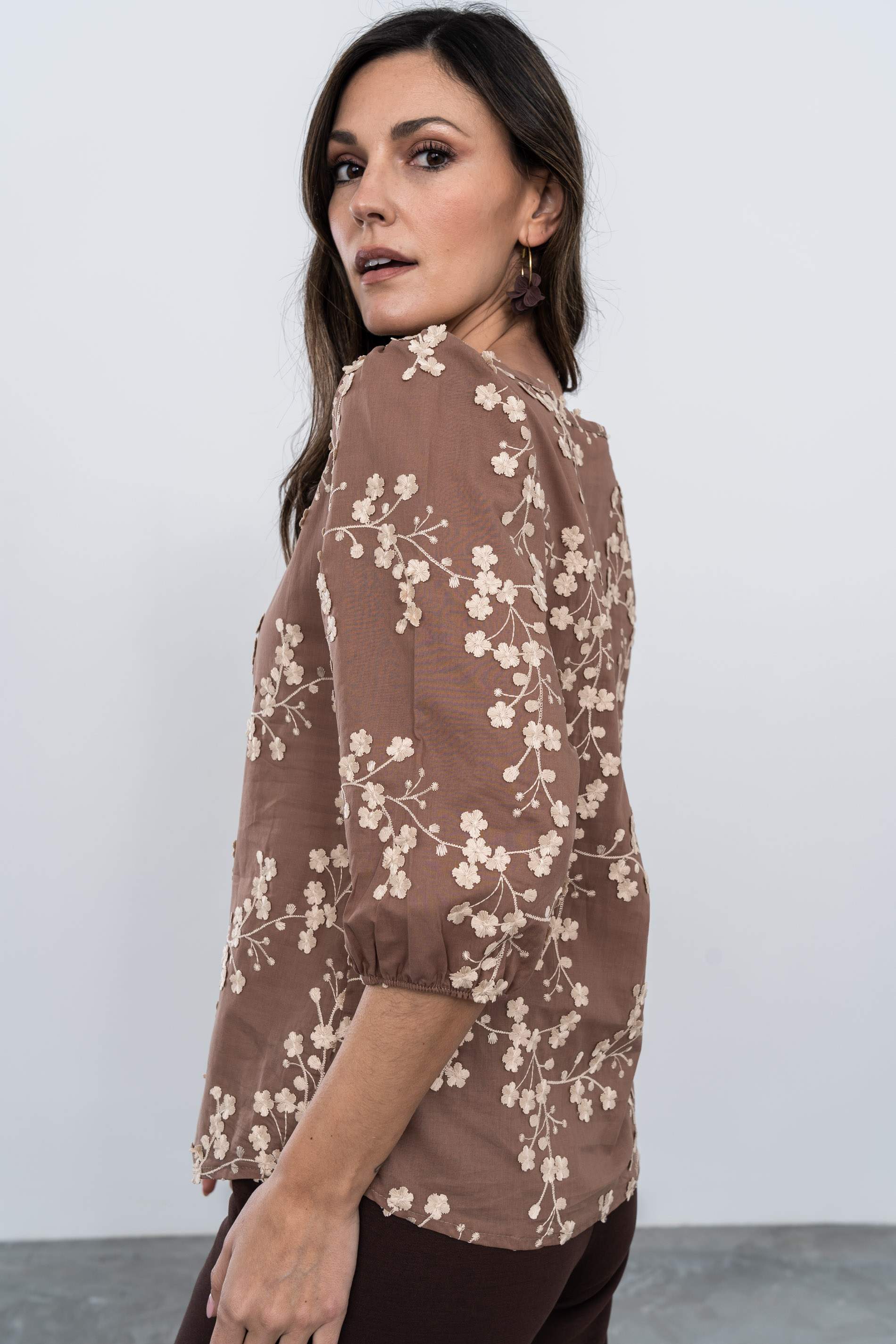 BLUSA TEJIDO FANTASÍA RAMILLETES CHOCOLATE