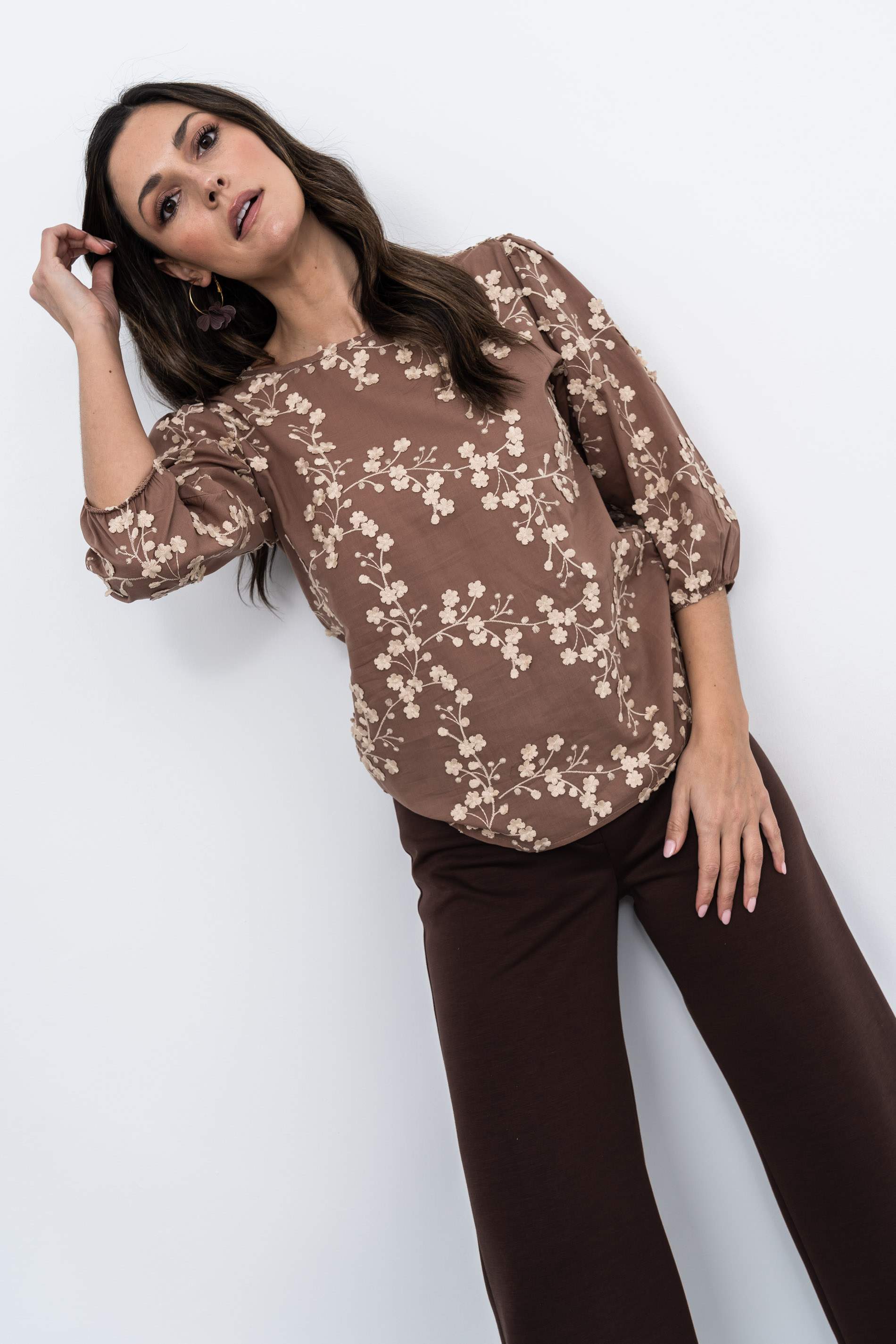 BLUSA TEJIDO FANTASÍA RAMILLETES CHOCOLATE