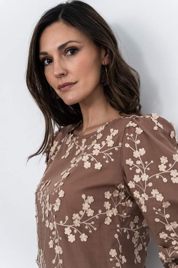 BLUSA TEJIDO FANTASÍA RAMILLETES CHOCOLATE