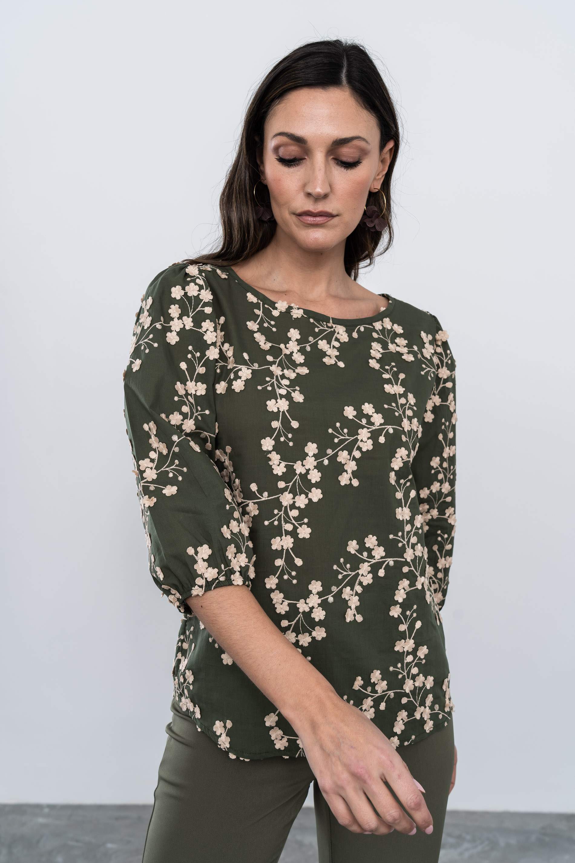 BLUSA TEJIDO FANTASÍA RAMILLETES KAKI