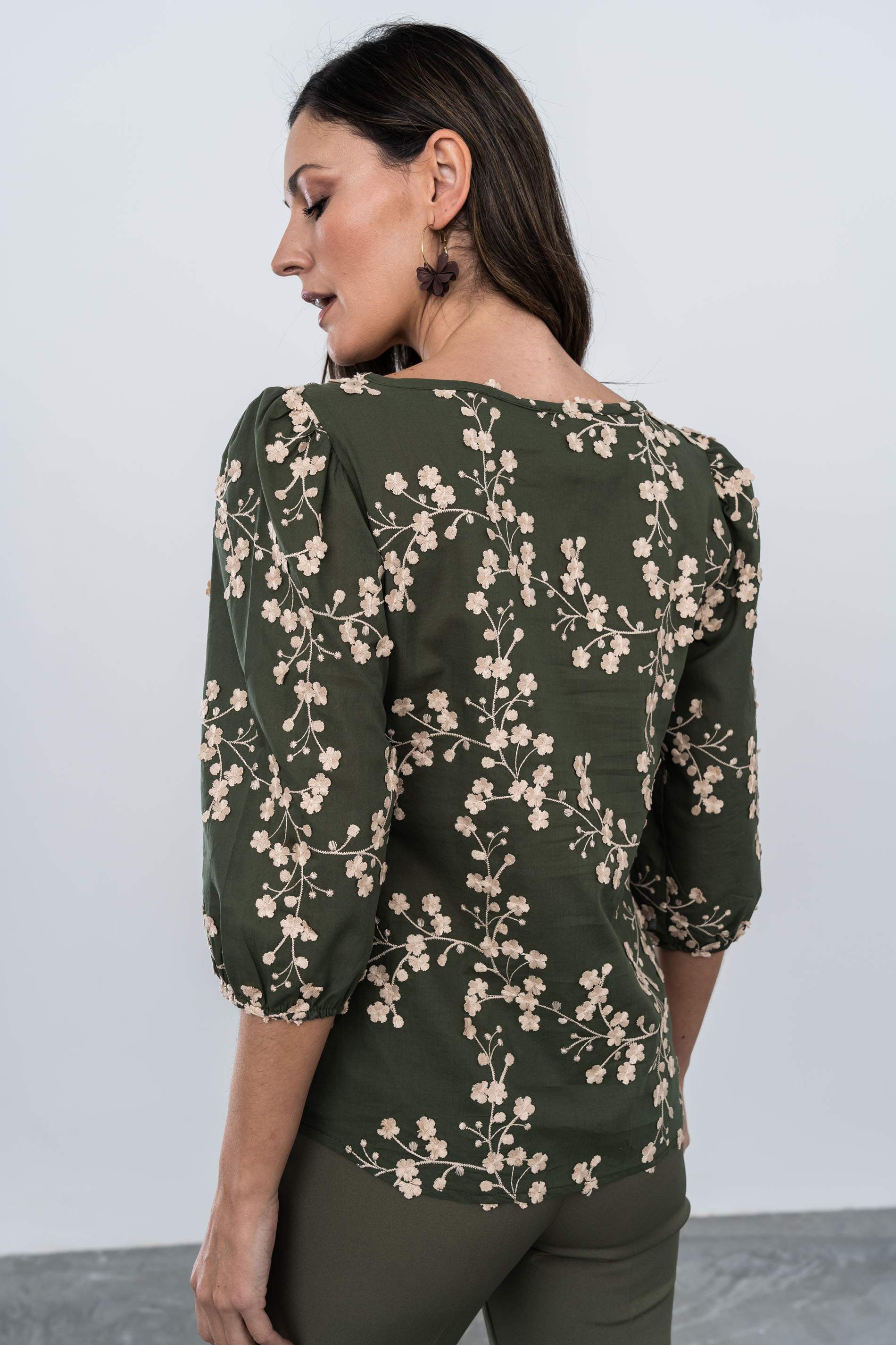 BLUSA TEJIDO FANTASÍA RAMILLETES KAKI