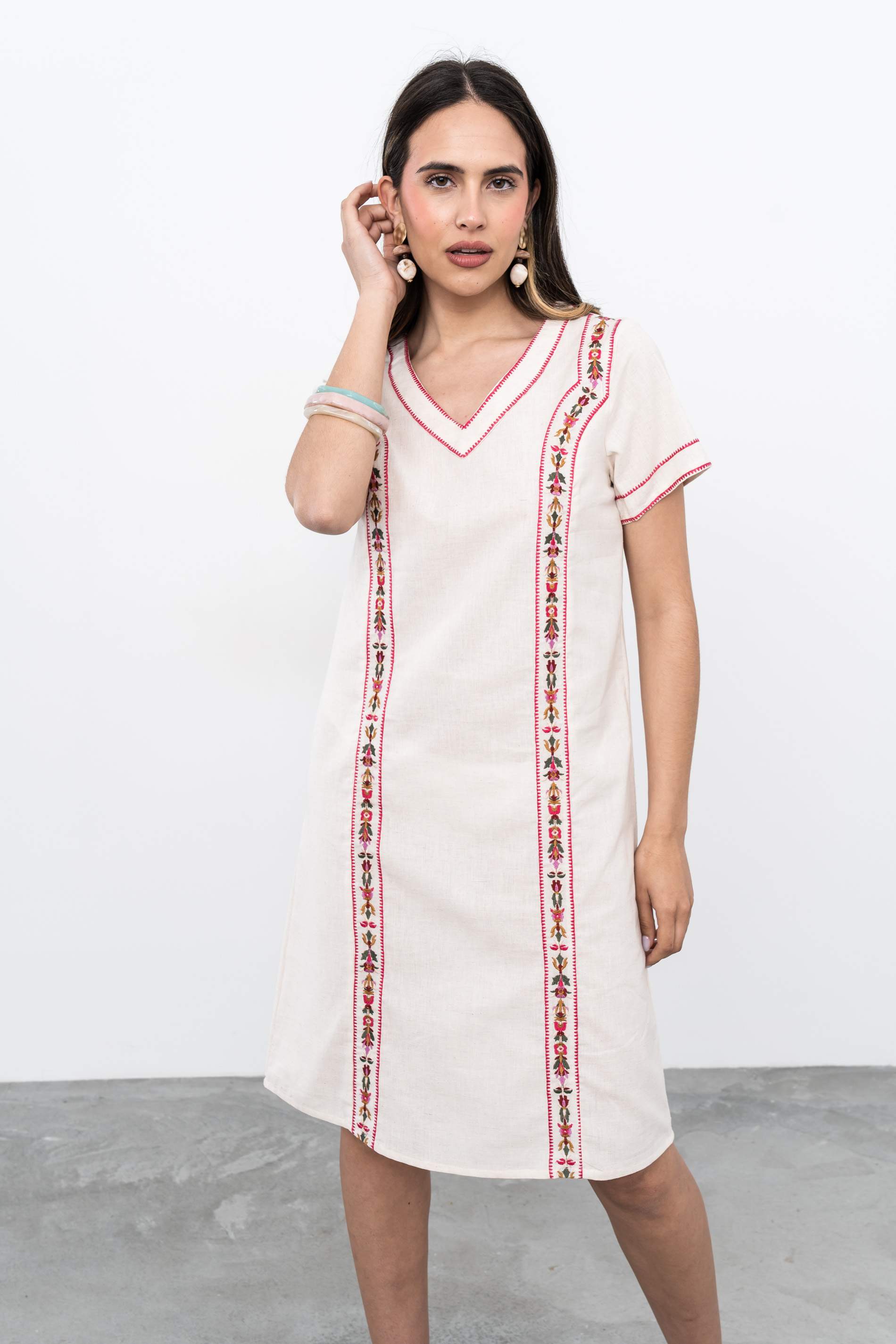 VESTIDO EFECTO LINO BORDADOS